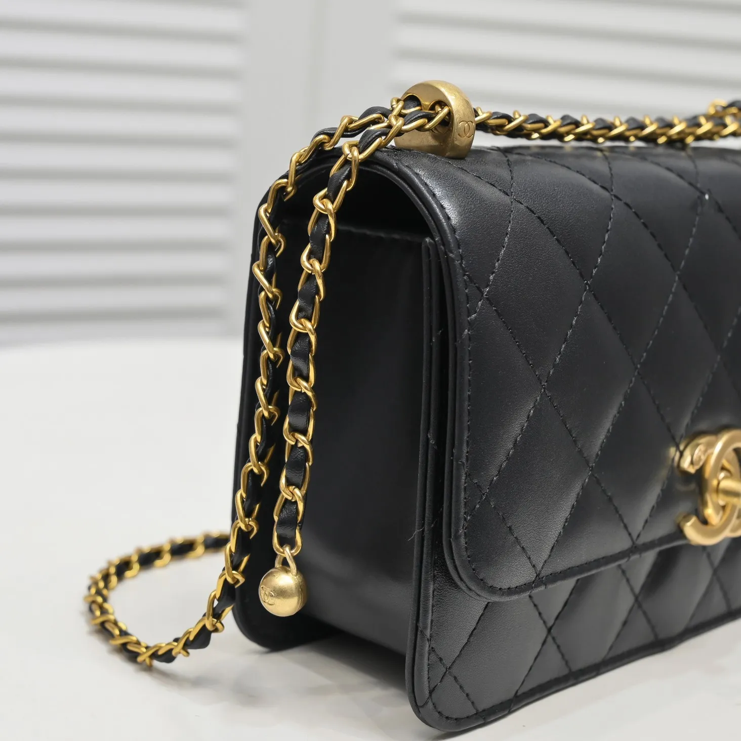 💰380￥Large size😍2021 fragrance⁠⁠⁠⁢Nai‍er‍New⁡Small Double Gold Ball‍‍⁢Can be adjusted⁢⁢⁢ Previously we queued up to see the ⁠⁢⁠中⁡⁡⁡‍⁡⁢‍season⁢⁠festival⁡turn⁠body⁢‍⁢cute⁢sa notice⁡‍⁢I⁠the most‍⁡hottest⁠⁠⁡door ⁠The ⁢⁢double ⁢⁠‍⁡Gold ⁢ball‍⁡Pull ⁠⁠rope mini model ⁢⁡come‍⁠that⁠‍dry⁠‍crisp‍⁠⁢⁢⁠Write a comparison ⁡⁢⁢🌟foot‍inch: the two are almost ⁡‍⁠the same⁠ They are all super ‍⁢real ⁢⁠‍ using ‍⁡foot⁢⁠⁢inch! It can be used to store mobile phones, keys, card bags, air mattresses, etc. ~ Super practical! The double gold ball mini is a little thicker, but the actual capacity is poor. Not much. Leather quality: both are made from cow leather, which is durable. Fuck ⁢⁡ but ⁡⁢⁡⁢ it doesn’t feel exactly the same ⁢⁢⁠, the ⁠⁢ former ⁠⁡ cat buttonhole season ⁠ ‍⁡ style ⁢ is ⁡⁡⁢ plus ⁢⁡⁢ soft (which is ⁢ my ⁢⁠ quality⁠ ‍) more casual, casual~ I‍⁠I have always felt that Chanel should be like this⁠‍⁡⁢lazy⁠⁠⁠lazy⁠‍⁠‍ ⁠The double gold ball is harder and stiffer, the leather ⁢⁡⁢⁢quality‍⁢ is also ⁢brighter‍‍⁠face⁡⁡a little ⁢⁢‍⁡, and the side ⁠⁢‍⁡⁢more⁡⁢like Leboy’s ⁢⁢⁡feeling⁢~ Four ⁠⁠square, because ⁢⁢⁢this ⁡⁠⁡⁡ is stronger than ⁢‍‍⁢⁢hard⁡⁠⁡so it makes ⁡ more seasonal The style is thicker ⁡Update⁠⁠‍Happy⁠⁠⁡Happy⁠⁡seasonal⁠‍ soft ⁢⁠cow⁡⁠‍⁡leather🌟chain‍: double ⁠⁠⁠gold⁢⁠⁠ball‍ It's a little thinner, maybe it's more convenient, you can change the length freely! Size: 23×14×8cm Style number: 2649