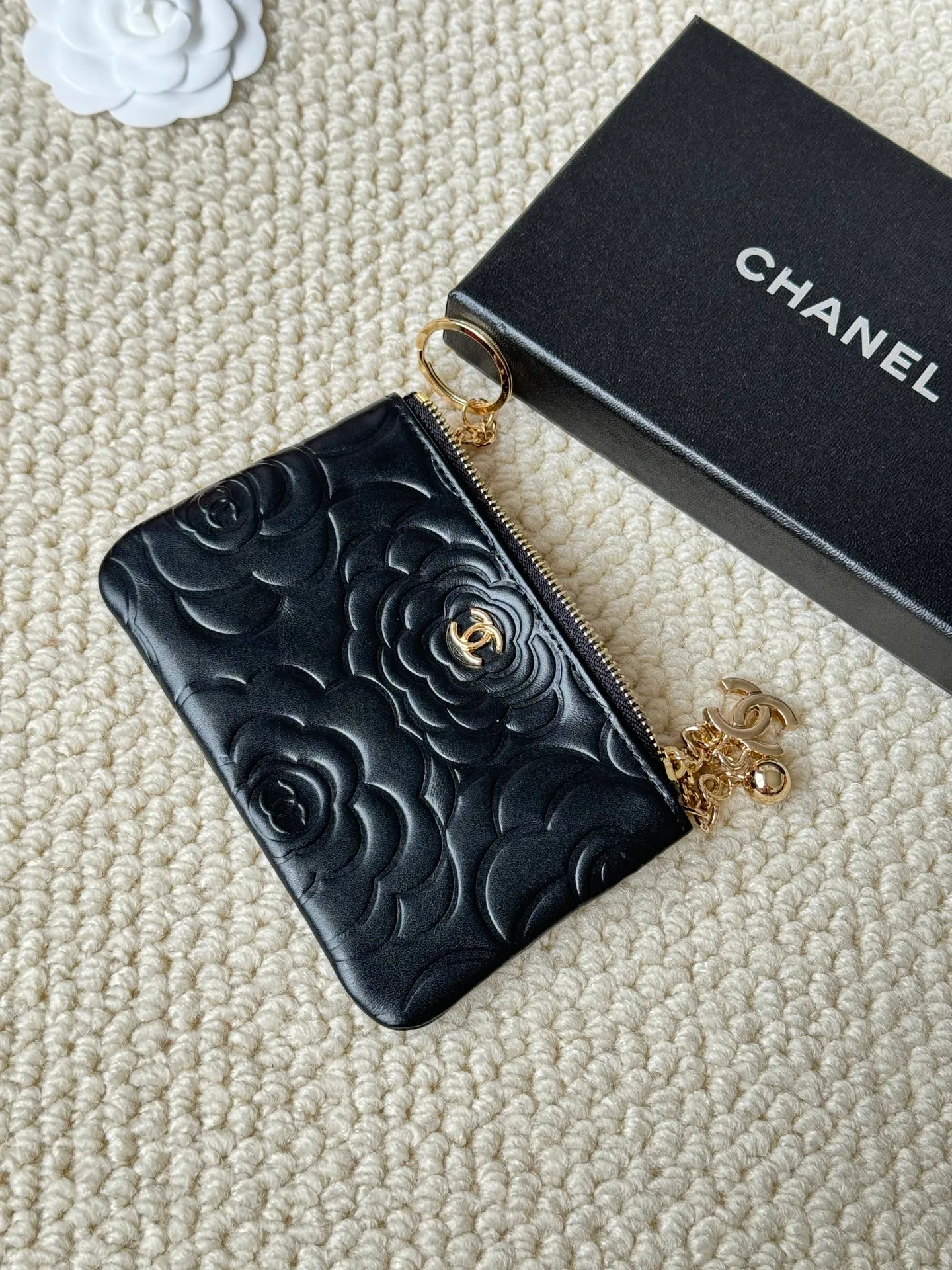 💰130 chanel camellia pendant coin purse💦 Style number: A50168 Classic small carry-on bag, one of the most practical bags in the era of mobile payment, cards, change, key and lipstick in one package, cute, practical and connotative, nice card holder, key bag, coin purse, lipstick bag Reference size: 9.5×15×0.5cm