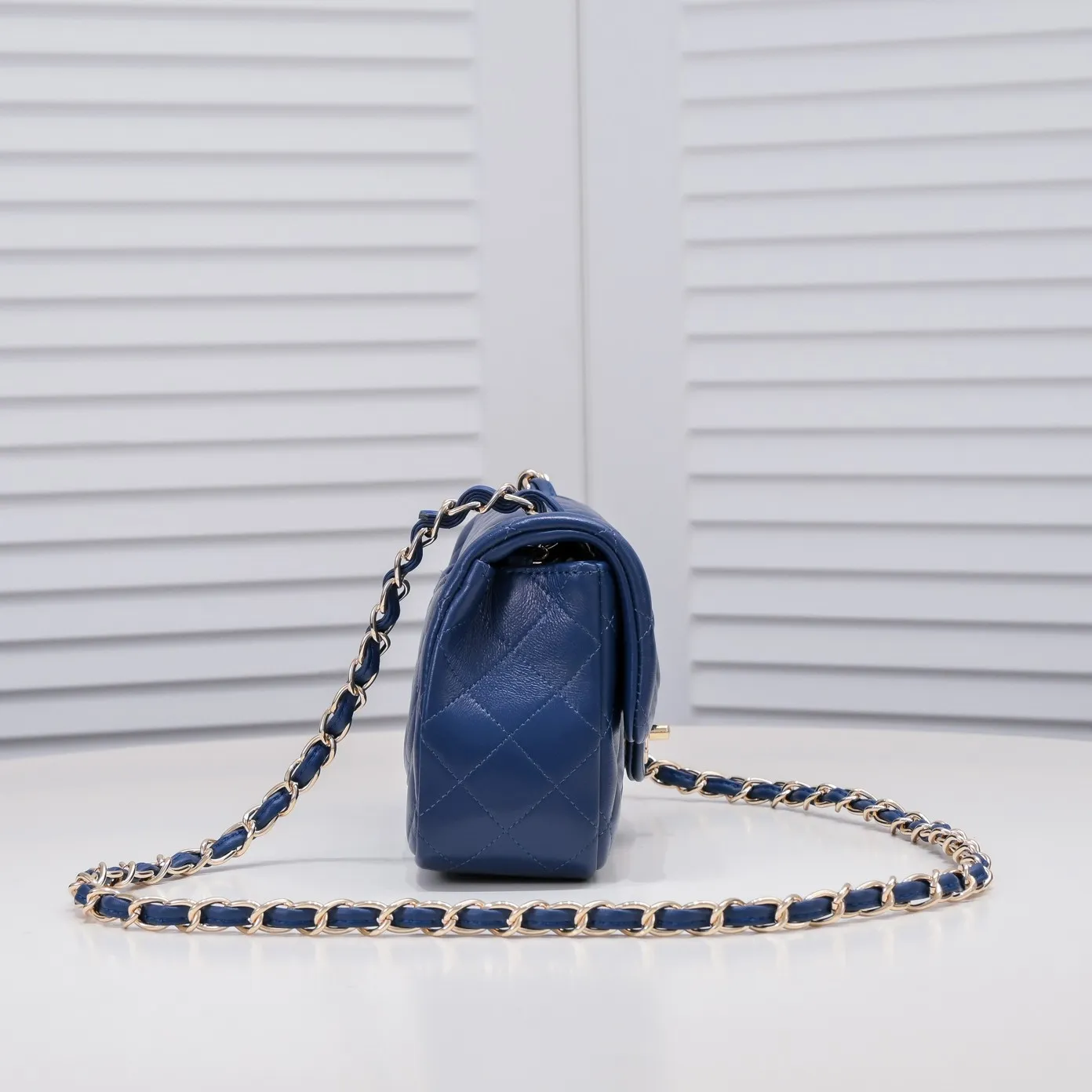 💰320￥Dark blue CF versatile lambskin🌹 Chanel💃🏻‼ ️Eternal classic style [shy] noble temperament💃🏻favorite of celebrities🌟soft leather and high-end👍counter hardware exquisite workmanship to reject flaws [strong] both dazzling and feminine 😝[strong] luxurious and durable🌟Size: 20*14*7cm Style number: 1116