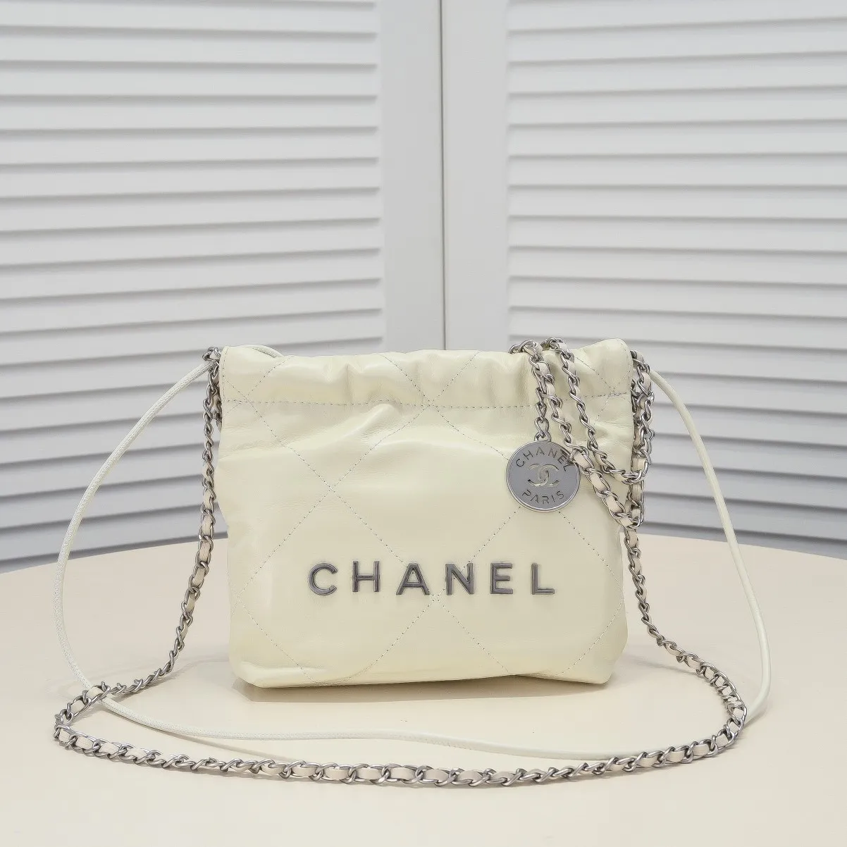 💰380￥106🥰Chanel’s mini22 is a hit. Chanel’s bag accessories will always be planted from the just-concluded 2023 spring and summer series, especially this season’s new Minisize22 bag. The classic black model♌️mini version. I love it. Style number: AS3980 Size: 19-20-6cm