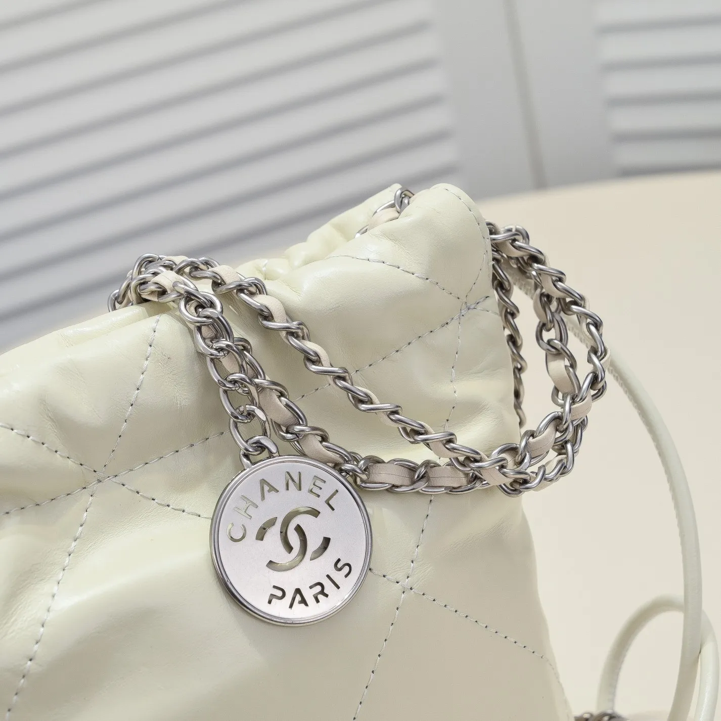 💰380￥106🥰Chanel’s mini22 is a hit. Chanel’s bag accessories will always be planted from the just-concluded 2023 spring and summer series, especially this season’s new Minisize22 bag. The classic black model♌️mini version. I love it. Style number: AS3980 Size: 19-20-6cm