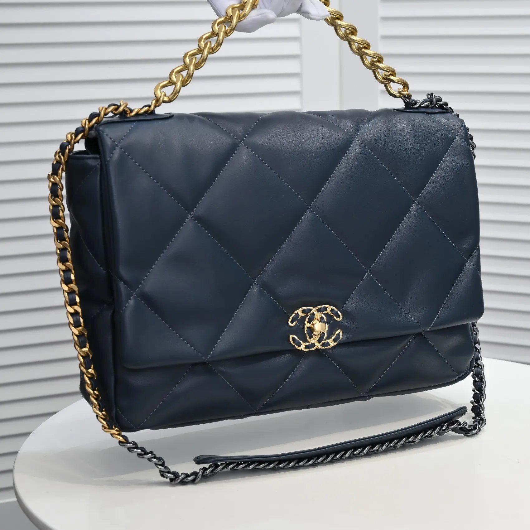 💰480￥Chanel’s latest hot model in deep orchid large size has been shipped📣📣Synchronized with counters🤭Imported cowhide🐂feels very soft. The upper body effect is super good, it can be carried by hand, on one shoulder or cross-body, showing the elegance and charm of women. Hurry up and get it. Style number: 9012. Size: 36*24*14cm.