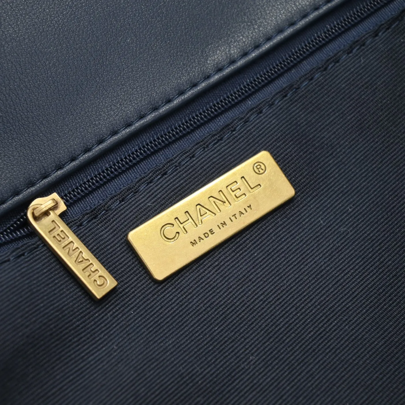 💰480￥Chanel’s latest hot model in deep orchid large size has been shipped📣📣Synchronized with counters🤭Imported cowhide🐂feels very soft. The upper body effect is super good, it can be carried by hand, on one shoulder or cross-body, showing the elegance and charm of women. Hurry up and get it. Style number: 9012. Size: 36*24*14cm.