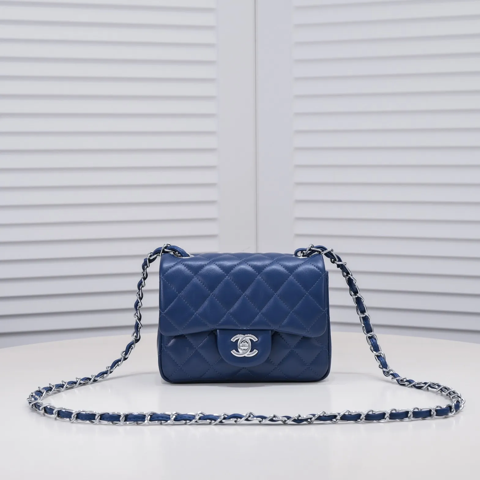 💰310￥Dark blue Chanel🔺🚴🏼💸Choose high-quality sheepskin🌺Original split version and made one to one 💯The hand feel is first-class, 🌲The camera-shaped inspired design fully embodies perfection! [Qiang] [Qiang] Integrates art and practicality, [Ladybug] Gorgeous and low-key plump 💯📨📨Classic is irresistible, ♒ You have to receive it to understand ✈✈🍭🍭Insist on high quality and low price🐟🐟, model number: 1115, size: 17.5*13*5 cm