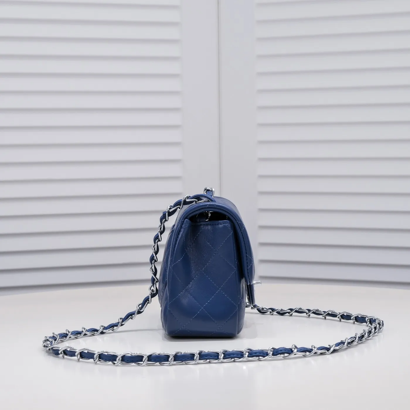 💰310￥Dark blue Chanel🔺🚴🏼💸Choose high-quality sheepskin🌺Original split version and made one to one 💯The hand feel is first-class, 🌲The camera-shaped inspired design fully embodies perfection! [Qiang] [Qiang] Integrates art and practicality, [Ladybug] Gorgeous and low-key plump 💯📨📨Classic is irresistible, ♒ You have to receive it to understand ✈✈🍭🍭Insist on high quality and low price🐟🐟, model number: 1115, size: 17.5*13*5 cm