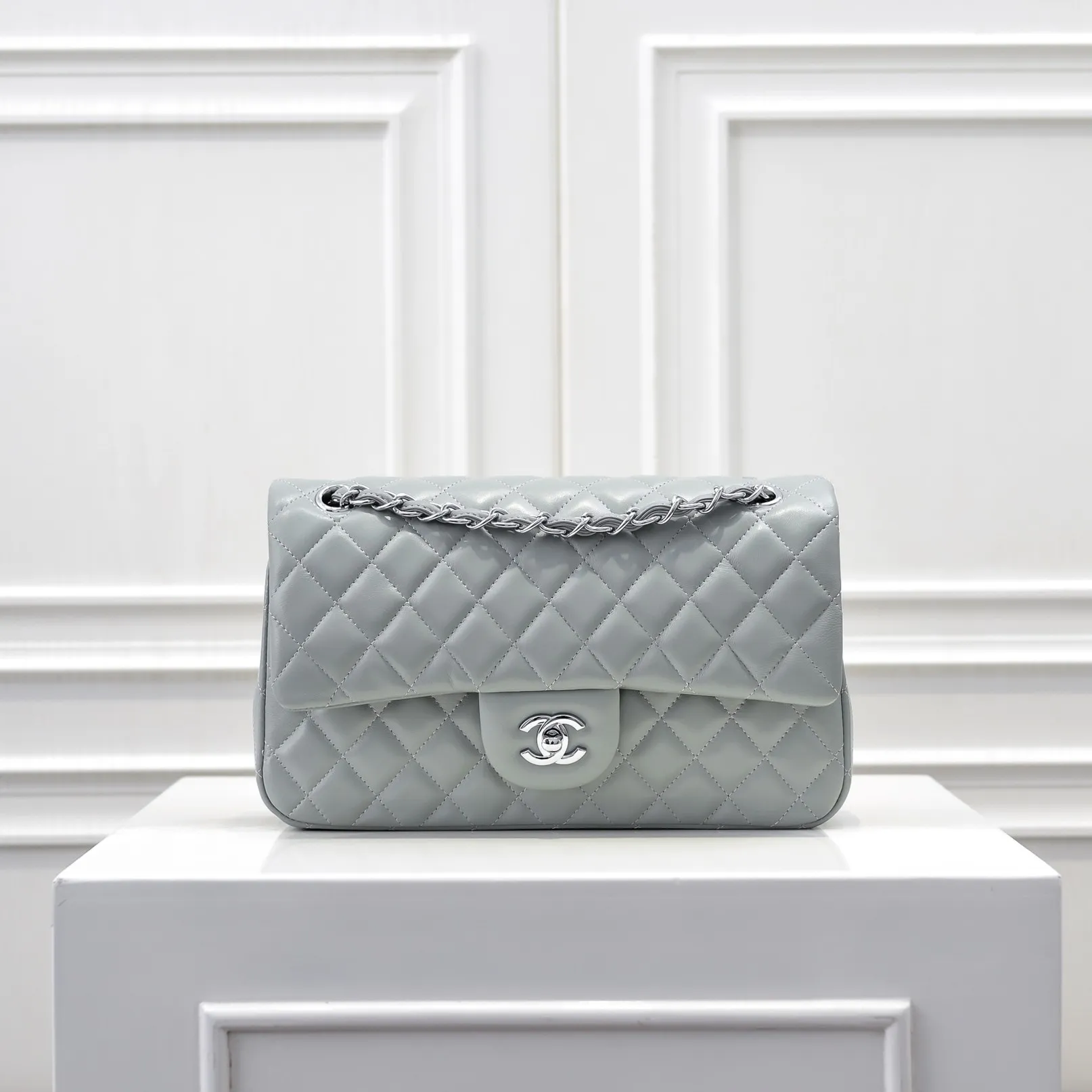 💰420￥Chanel🔥Exclusive quality real shot shipment✈️Official website updated simultaneously👑Chanel sheep pattern classic style with original hardware, summer style is coming💋CHANEL ‼ ️Crossbody bag, sheepskin with red lining🌸‼ ️ 🙈Fashion new favorite🙈 Size: 25.5*16*6.5. Style number: 1112 sheepskin