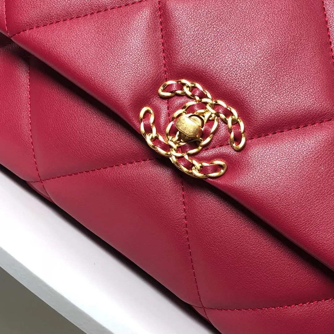 💰410￥The latest popular model of Chanel in maroon medium size has been shipped📣📣Synchronized with counters🤭Imported cowhide🐂feels very soft. The upper body effect is super good, it can be carried by hand, on one shoulder or cross-body, showing the elegance and charm of women. Hurry up and get it. Style number: 9011. Size: 30*20*12cm.