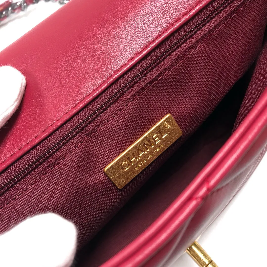 💰410￥The latest popular model of Chanel in maroon medium size has been shipped📣📣Synchronized with counters🤭Imported cowhide🐂feels very soft. The upper body effect is super good, it can be carried by hand, on one shoulder or cross-body, showing the elegance and charm of women. Hurry up and get it. Style number: 9011. Size: 30*20*12cm.