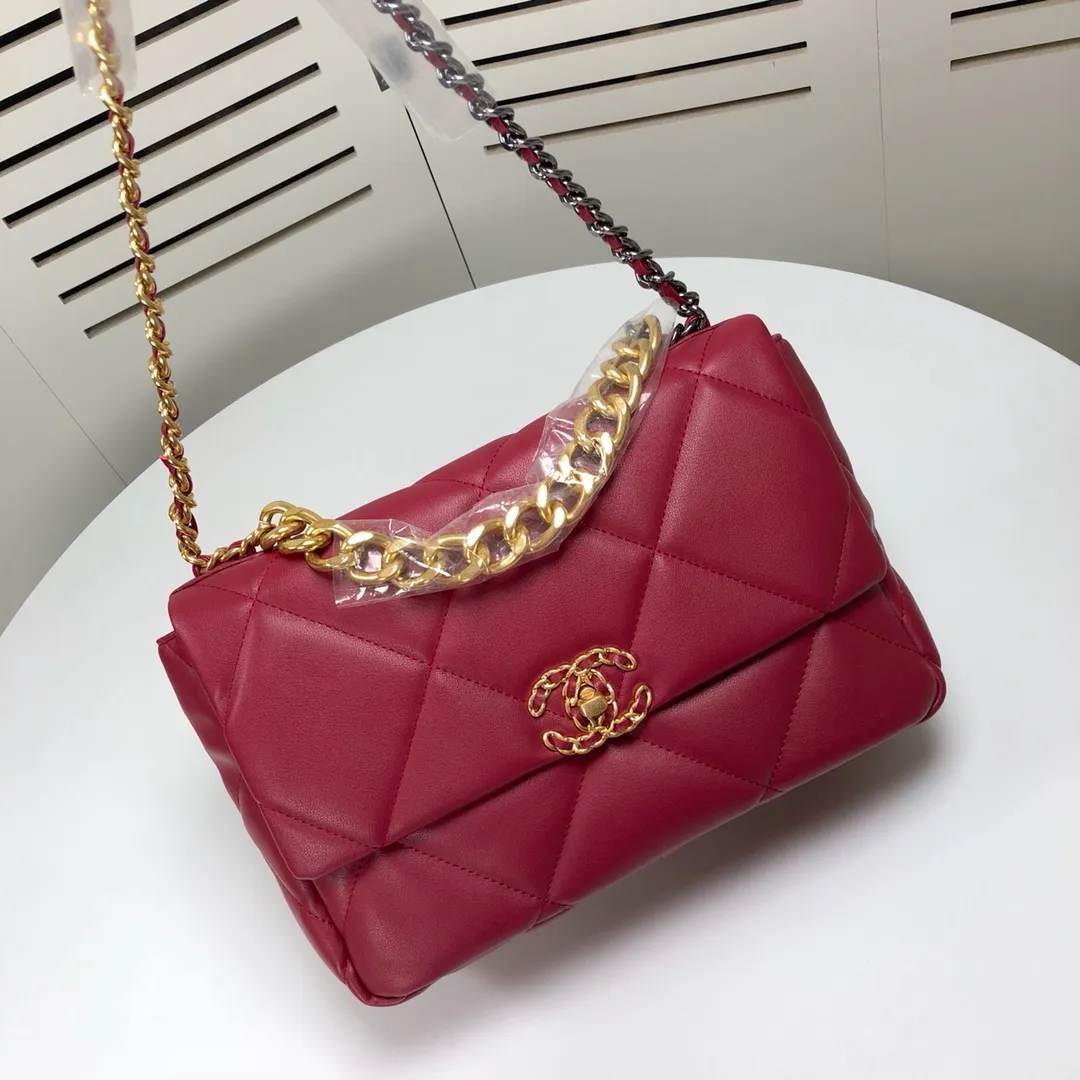 💰410￥The latest popular model of Chanel in maroon medium size has been shipped📣📣Synchronized with counters🤭Imported cowhide🐂feels very soft. The upper body effect is super good, it can be carried by hand, on one shoulder or cross-body, showing the elegance and charm of women. Hurry up and get it. Style number: 9011. Size: 30*20*12cm.