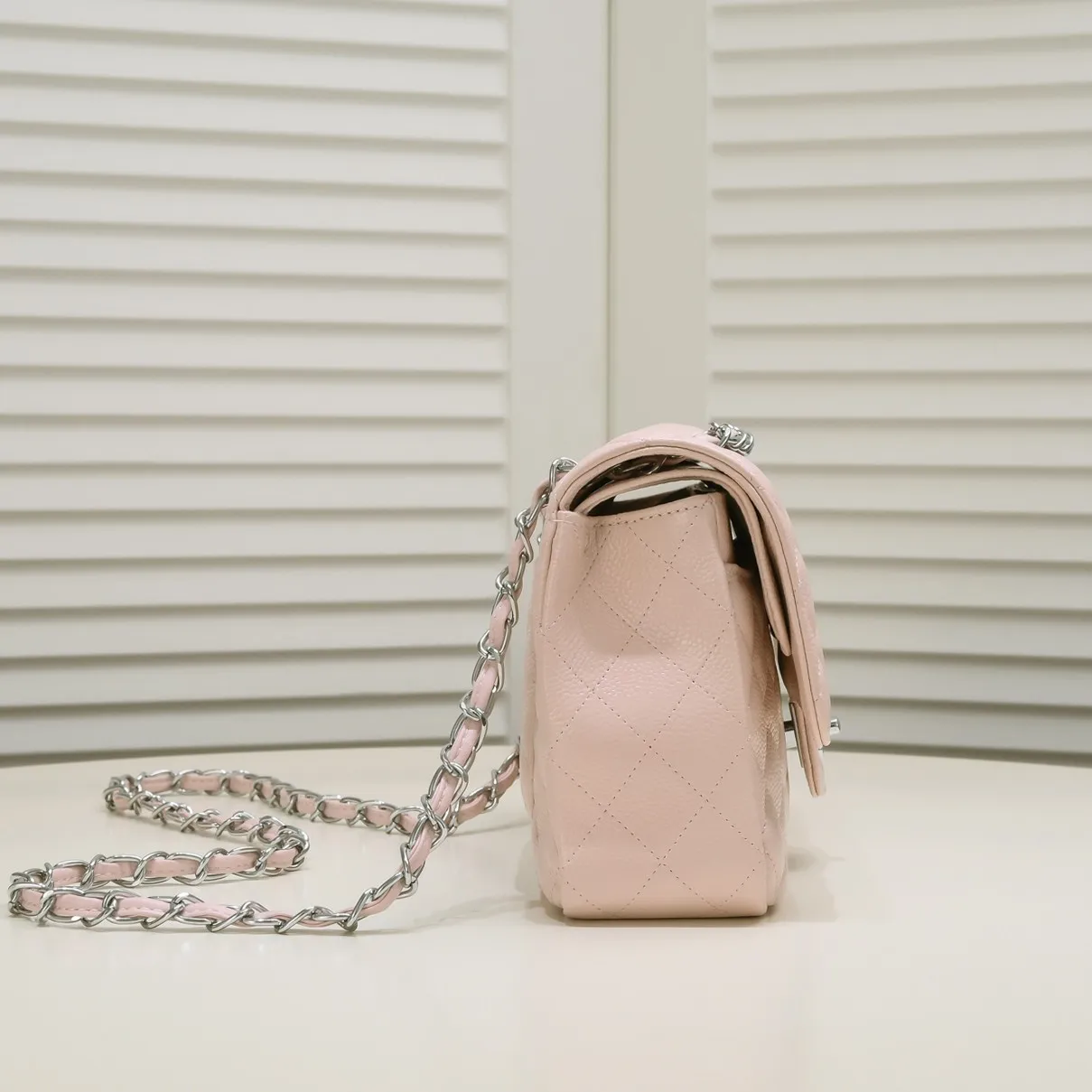 💰400￥Pink Chanel,...Palace-level poison👏...Original overseas factory CF2.55...😱 Absolutely the top-notch caviar ball-grain cowhide you have never seen...✨Real K gold➰Gold buckle✨👑 The line spacing is perfectly consistent. The side of the bag is perfectly streamlined👏..It must have such a texture to be perfect💋 Follow the 9-pin diamond pattern. The flip cover is smooth and seamless ☑️ Strong visual three-dimensional effect 🔱 The diamond pattern is full and delicate 💑 It is super smooth, soft and comfortable to use 👒 CF is a must-have for girls. Size: 25.5*16*6.5cm. Style number: 1112 ball pattern