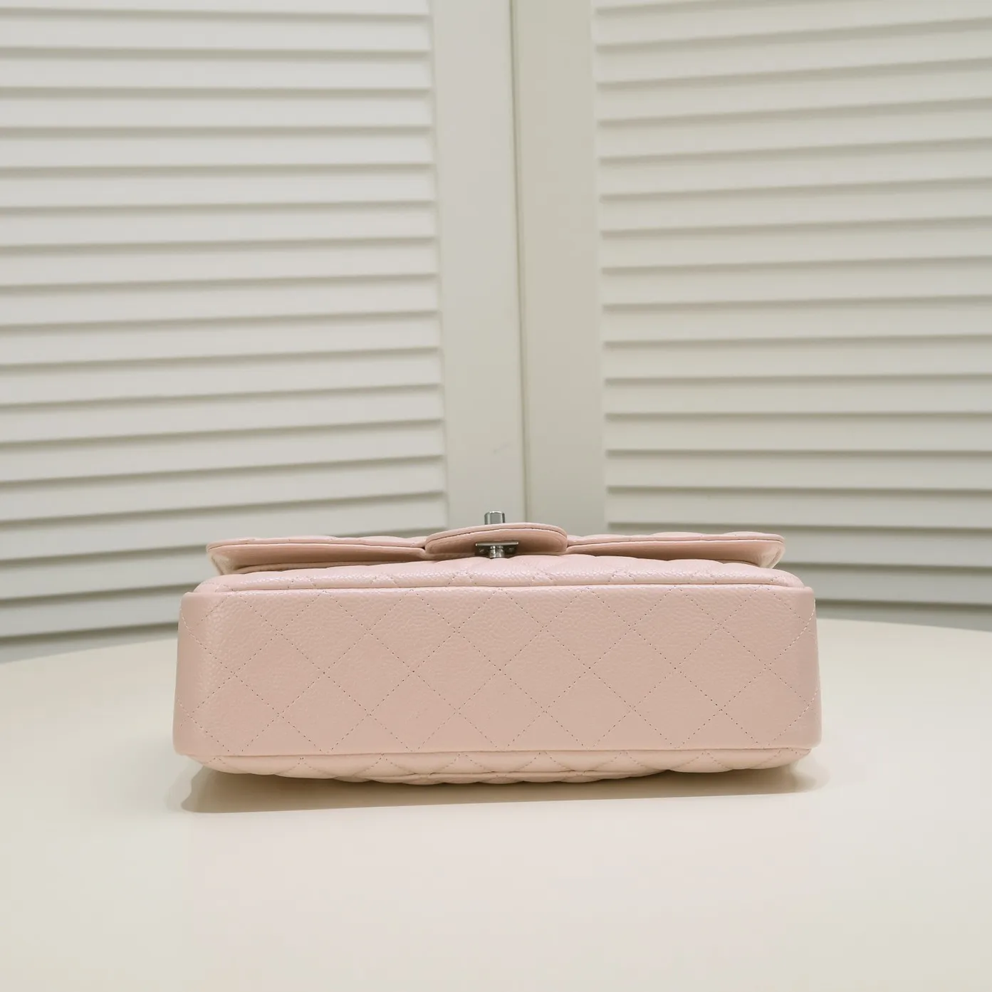 💰400￥Pink Chanel,...Palace-level poison👏...Original overseas factory CF2.55...😱 Absolutely the top-notch caviar ball-grain cowhide you have never seen...✨Real K gold➰Gold buckle✨👑 The line spacing is perfectly consistent. The side of the bag is perfectly streamlined👏..It must have such a texture to be perfect💋 Follow the 9-pin diamond pattern. The flip cover is smooth and seamless ☑️ Strong visual three-dimensional effect 🔱 The diamond pattern is full and delicate 💑 It is super smooth, soft and comfortable to use 👒 CF is a must-have for girls. Size: 25.5*16*6.5cm. Style number: 1112 ball pattern