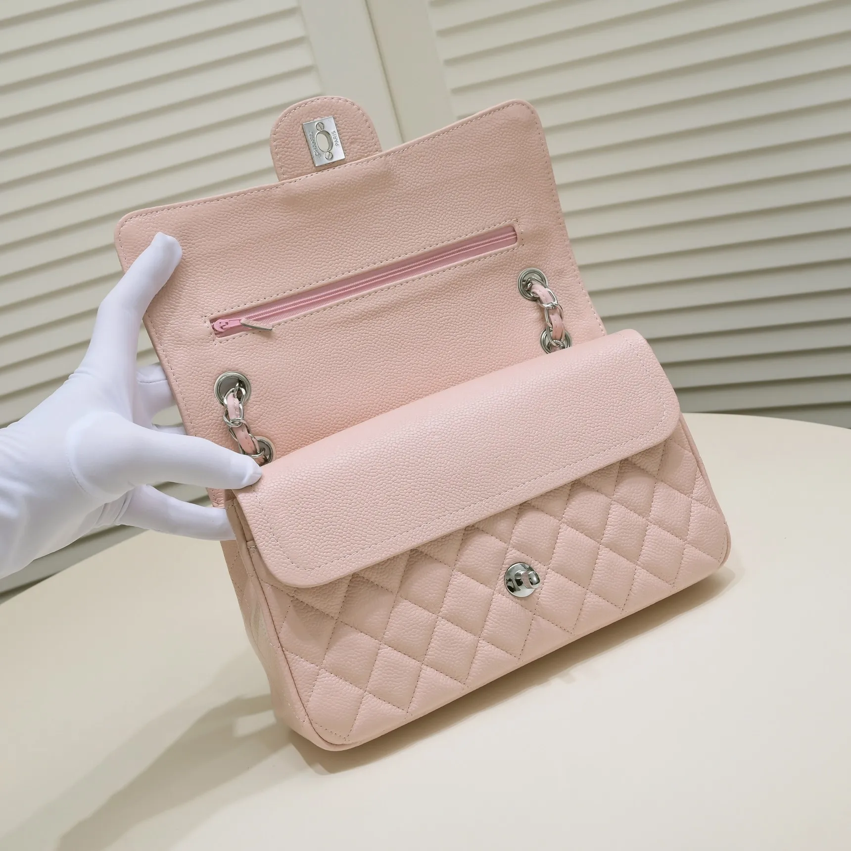💰400￥Pink Chanel,...Palace-level poison👏...Original overseas factory CF2.55...😱 Absolutely the top-notch caviar ball-grain cowhide you have never seen...✨Real K gold➰Gold buckle✨👑 The line spacing is perfectly consistent. The side of the bag is perfectly streamlined👏..It must have such a texture to be perfect💋 Follow the 9-pin diamond pattern. The flip cover is smooth and seamless ☑️ Strong visual three-dimensional effect 🔱 The diamond pattern is full and delicate 💑 It is super smooth, soft and comfortable to use 👒 CF is a must-have for girls. Size: 25.5*16*6.5cm. Style number: 1112 ball pattern