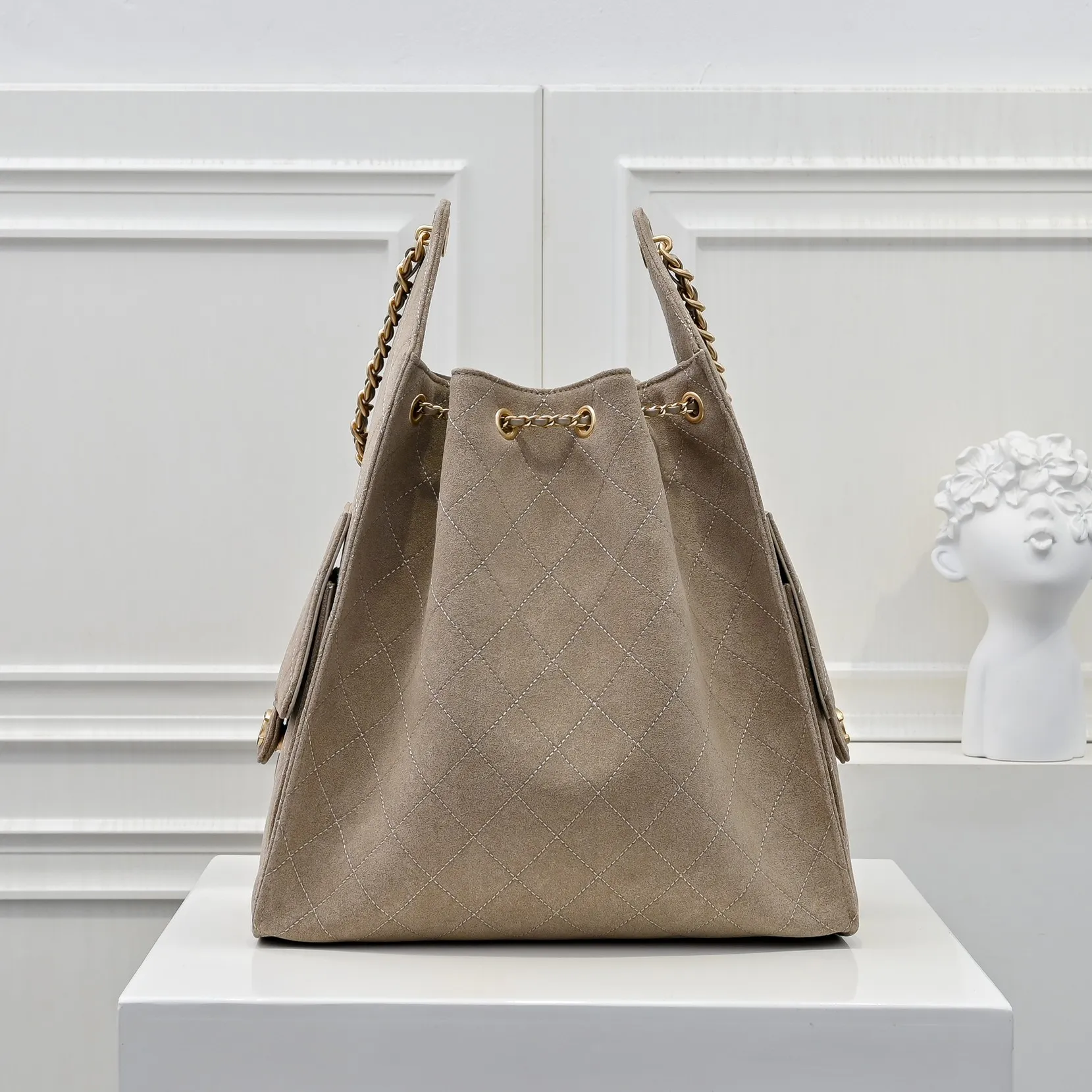💰620￥Large size upgraded chanel 25c bag king suede cowhide hobo armpit bag hippie armpit bag large retro gold coin button drawstring bucket bag + rhombus pattern + retro black gold classic chain design, full of luxury! A must-have for daily travel, with exquisite appearance and delicate texture, it can be easily worn in both casual and formal occasions. Size: 40x30x15cm Style No.: 7073 Material: Matte cowhide