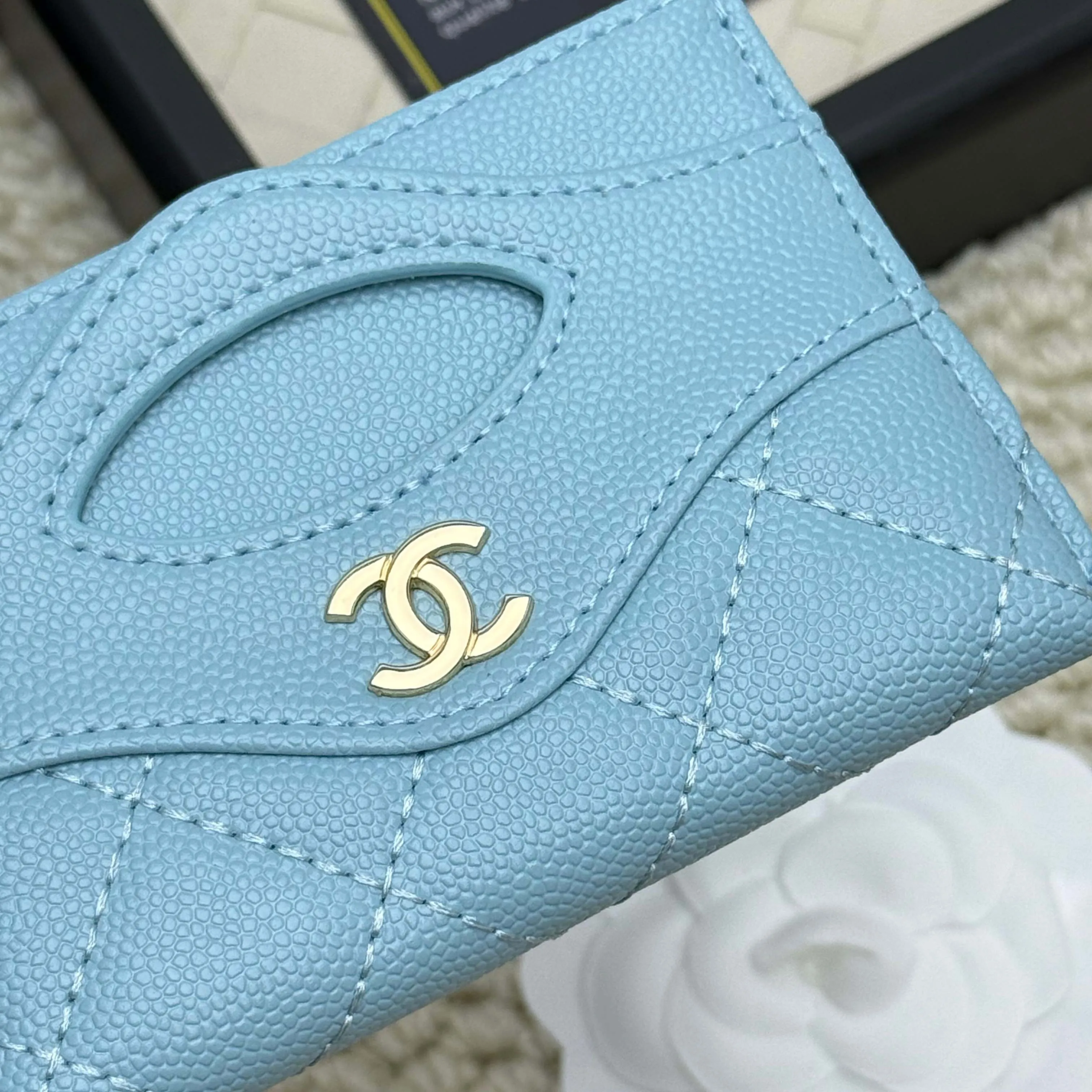 💰110 Chanel's new model, model: AP7776 31 card holder, sheepskin ball pattern. This new 31 card holder comes in several cute pink colors and can hold 6 or 7 cards no problem❣️ Size: 8*11