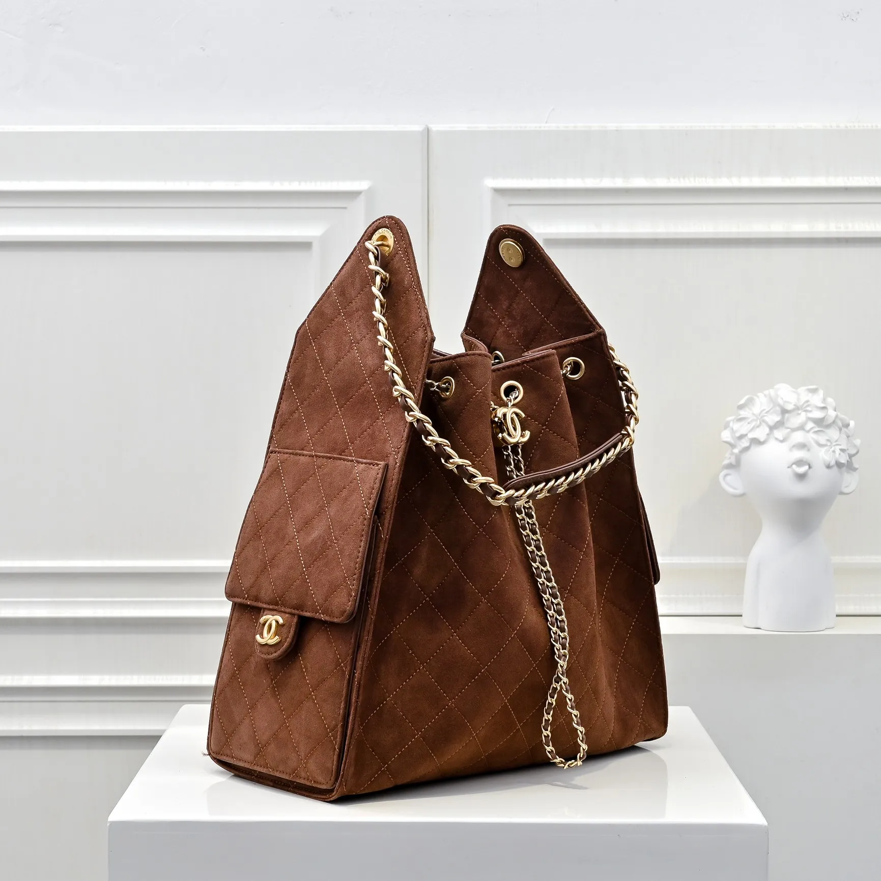 💰620￥Large size upgraded chanel 25c bag king suede cowhide hobo armpit bag hippie armpit bag large retro gold coin button drawstring bucket bag + rhombus pattern + retro black gold classic chain design, full of luxury! A must-have for daily travel, with exquisite appearance and delicate texture, it can be easily worn in both casual and formal occasions. Size: 40x30x15cm Style No.: 7073 Material: Matte cowhide