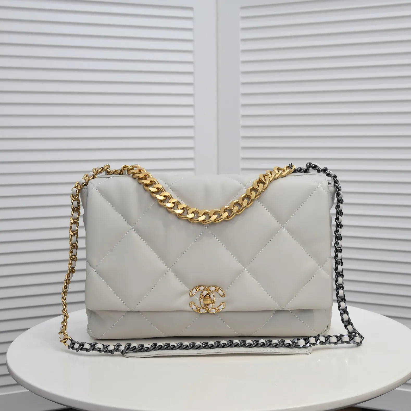 💰480￥The latest popular model of Chanel in off-white large size has been shipped📣📣Synchronized with counters🤭Imported cowhide🐂feels very soft. The upper body effect is super good, it can be carried by hand, on one shoulder or cross-body, showing the elegance and charm of women. Hurry up and get it. Style number: 9012. Size: 36*24*14cm.