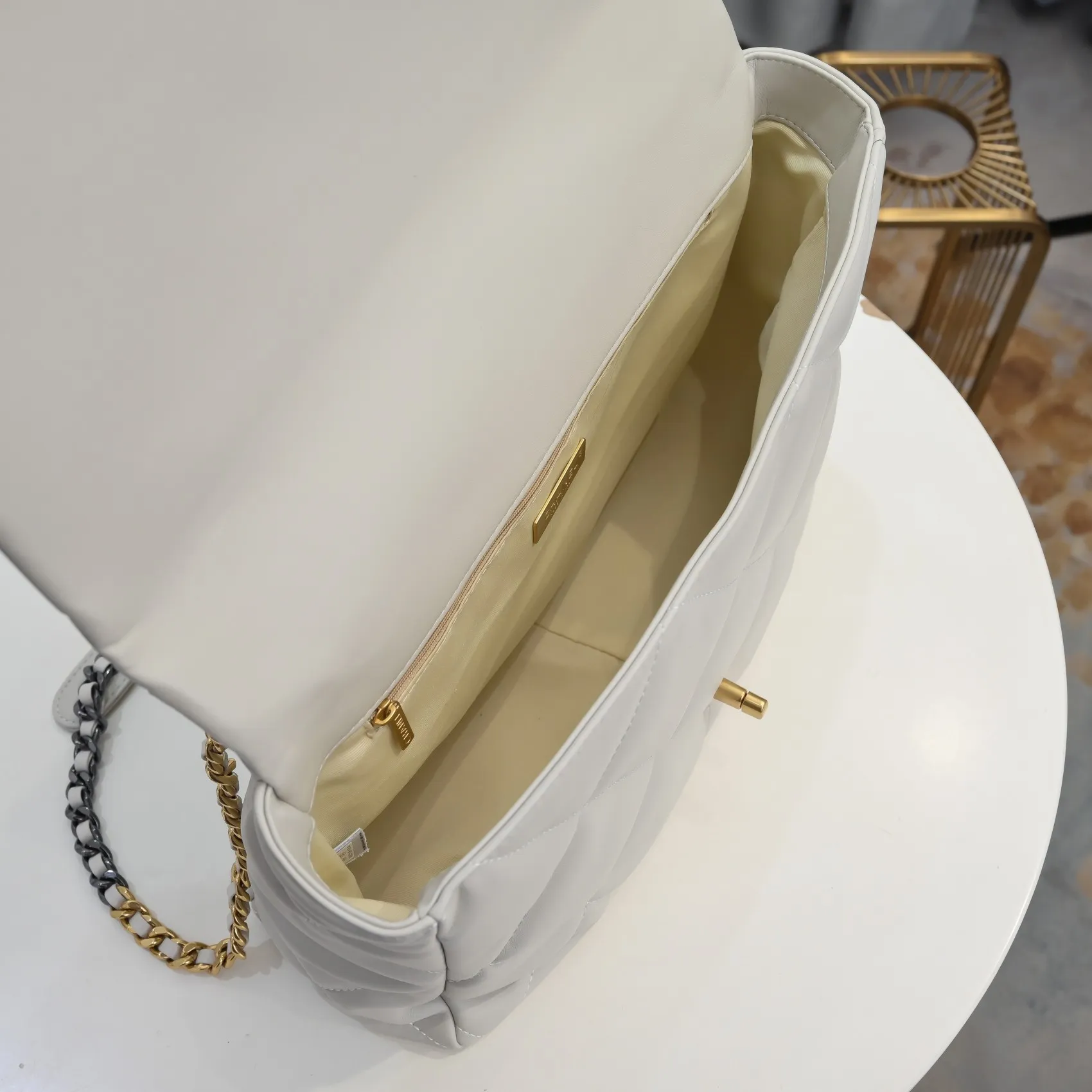 💰480￥The latest popular model of Chanel in off-white large size has been shipped📣📣Synchronized with counters🤭Imported cowhide🐂feels very soft. The upper body effect is super good, it can be carried by hand, on one shoulder or cross-body, showing the elegance and charm of women. Hurry up and get it. Style number: 9012. Size: 36*24*14cm.