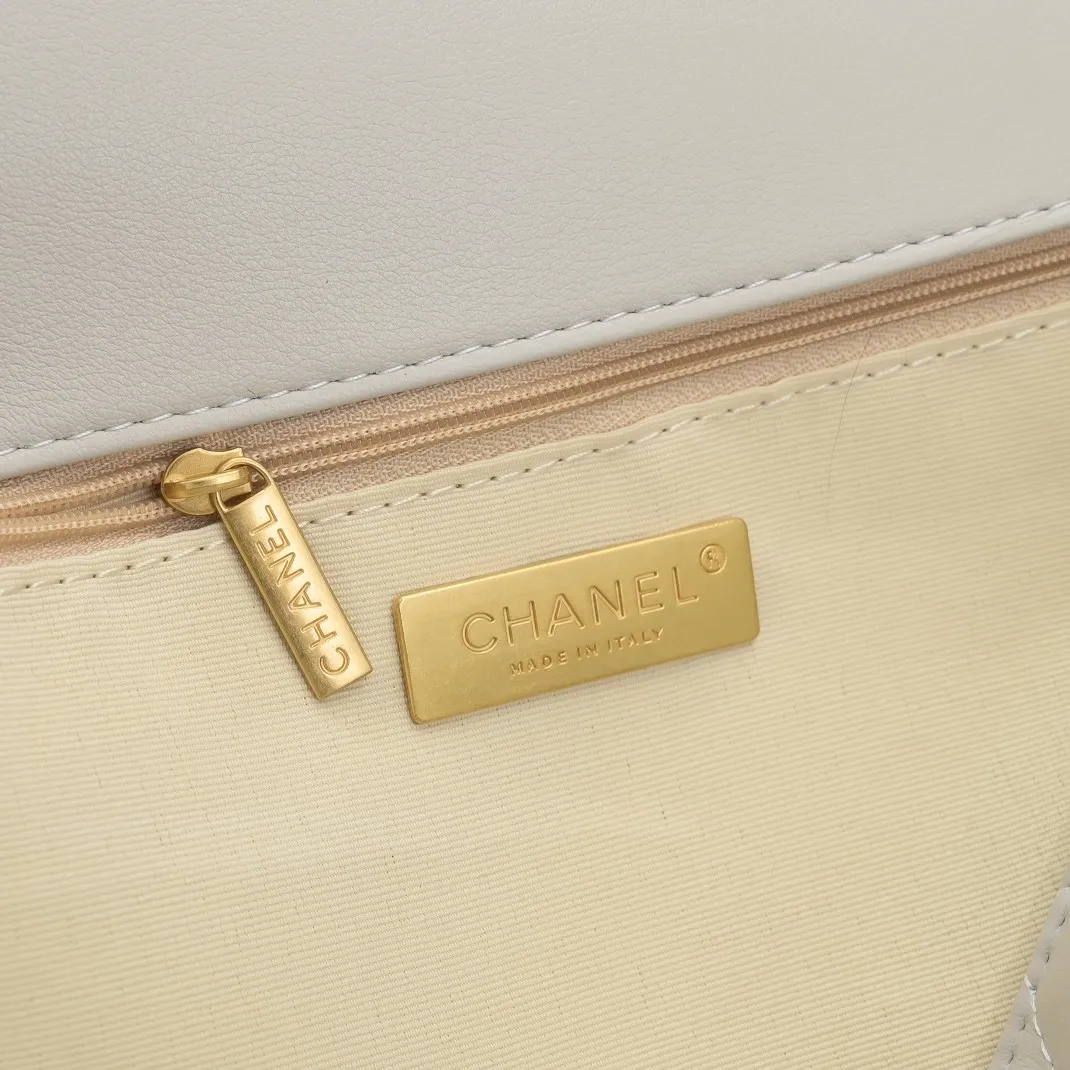 💰480￥The latest popular model of Chanel in off-white large size has been shipped📣📣Synchronized with counters🤭Imported cowhide🐂feels very soft. The upper body effect is super good, it can be carried by hand, on one shoulder or cross-body, showing the elegance and charm of women. Hurry up and get it. Style number: 9012. Size: 36*24*14cm.