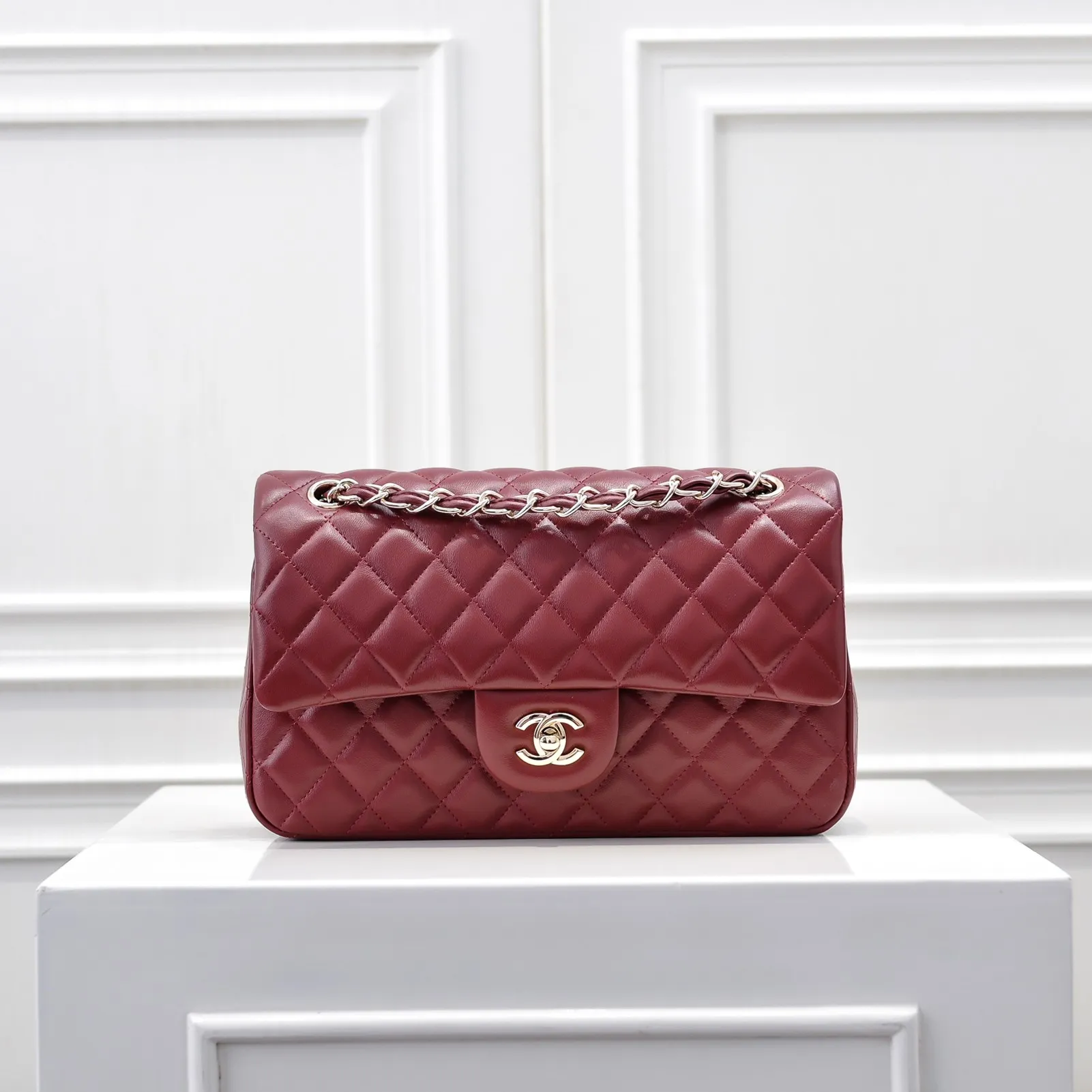 💰420￥Chanel🔥Exclusive quality real shot shipment✈️Official website updated simultaneously👑Chanel sheep pattern classic style with original hardware, summer style is coming💋CHANEL ‼ ️Crossbody bag, sheepskin with red lining🌸‼ ️ 🙈Fashion new favorite🙈 Size: 25.5*16*6.5. Style number: 1112 sheepskin