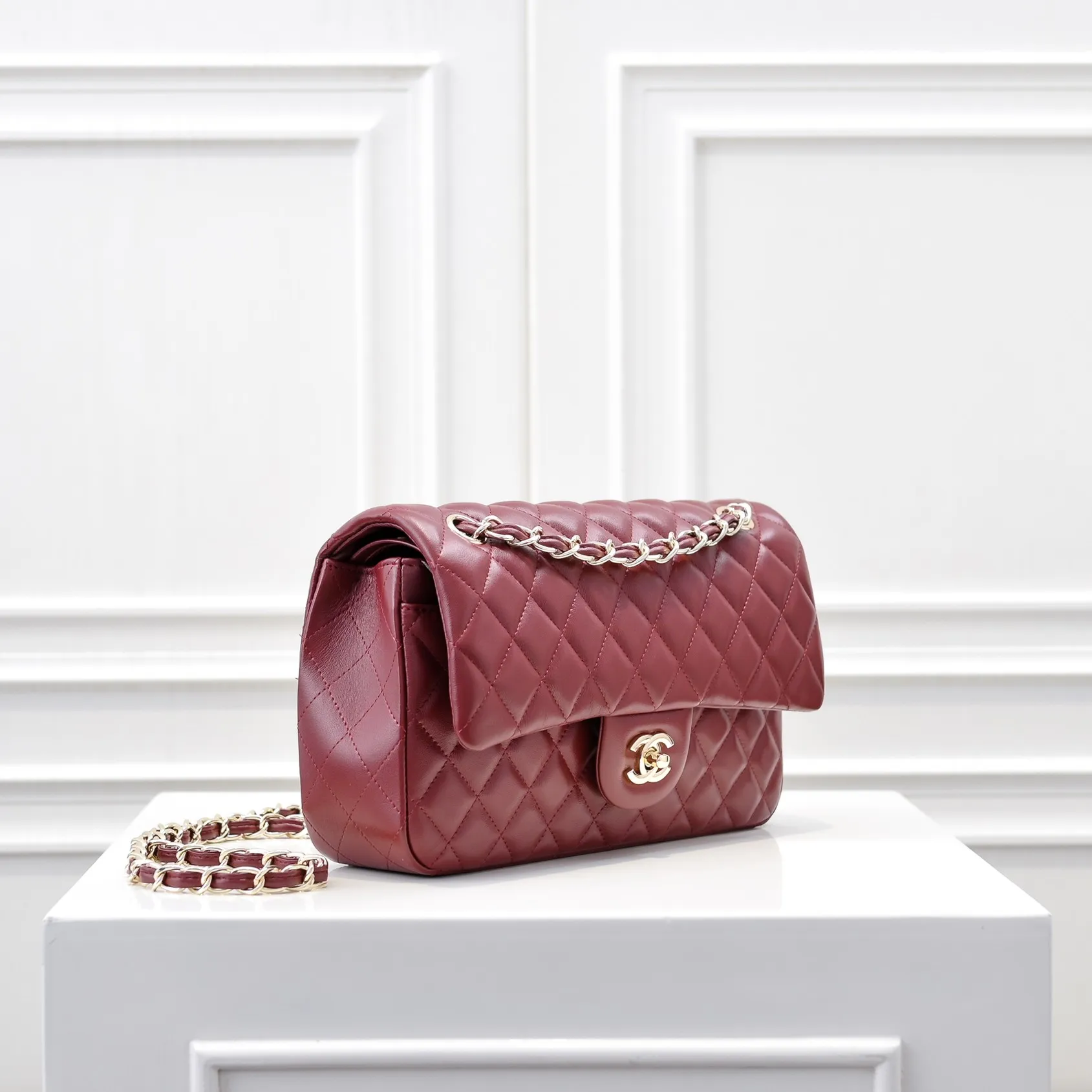 💰420￥Chanel🔥Exclusive quality real shot shipment✈️Official website updated simultaneously👑Chanel sheep pattern classic style with original hardware, summer style is coming💋CHANEL ‼ ️Crossbody bag, sheepskin with red lining🌸‼ ️ 🙈Fashion new favorite🙈 Size: 25.5*16*6.5. Style number: 1112 sheepskin