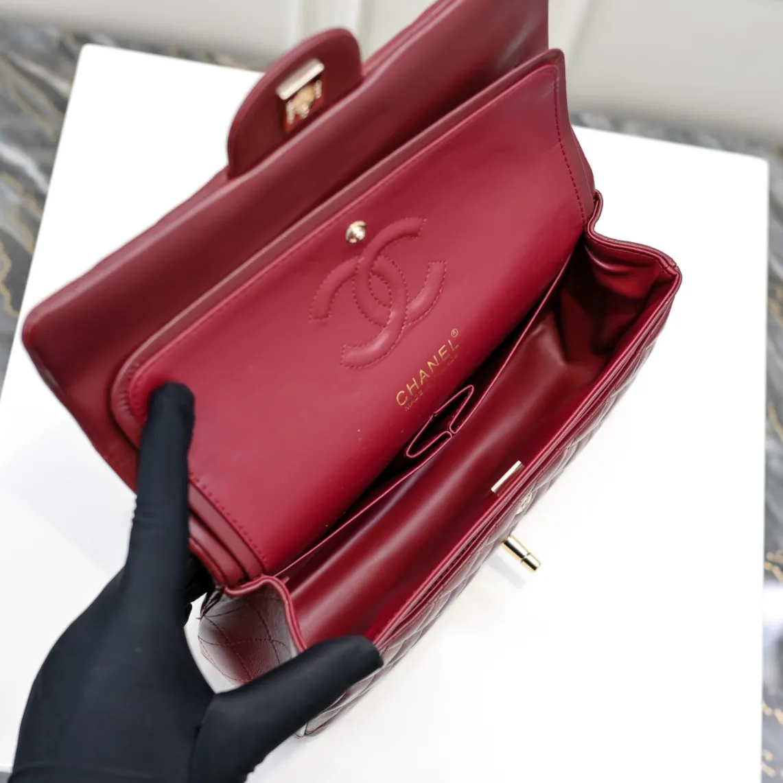 💰420￥Chanel🔥Exclusive quality real shot shipment✈️Official website updated simultaneously👑Chanel sheep pattern classic style with original hardware, summer style is coming💋CHANEL ‼ ️Crossbody bag, sheepskin with red lining🌸‼ ️ 🙈Fashion new favorite🙈 Size: 25.5*16*6.5. Style number: 1112 sheepskin
