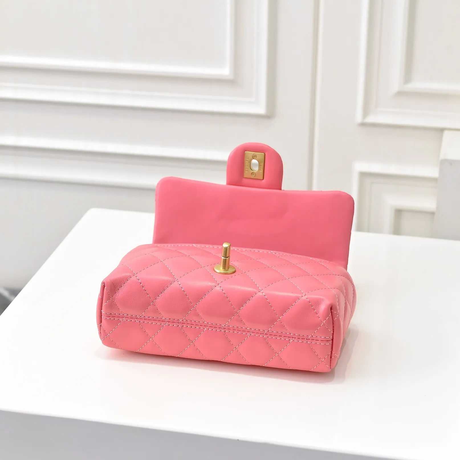 💰430￥👑Chanel24B’s latest metal adjustable flap bag, the shoulder strap can be adjusted in a variety of carrying methods, it can be worn on one shoulder or cross-body. I love it. The texture of the lambskin is really soft! Size: 19x12cm, style number: 1218
