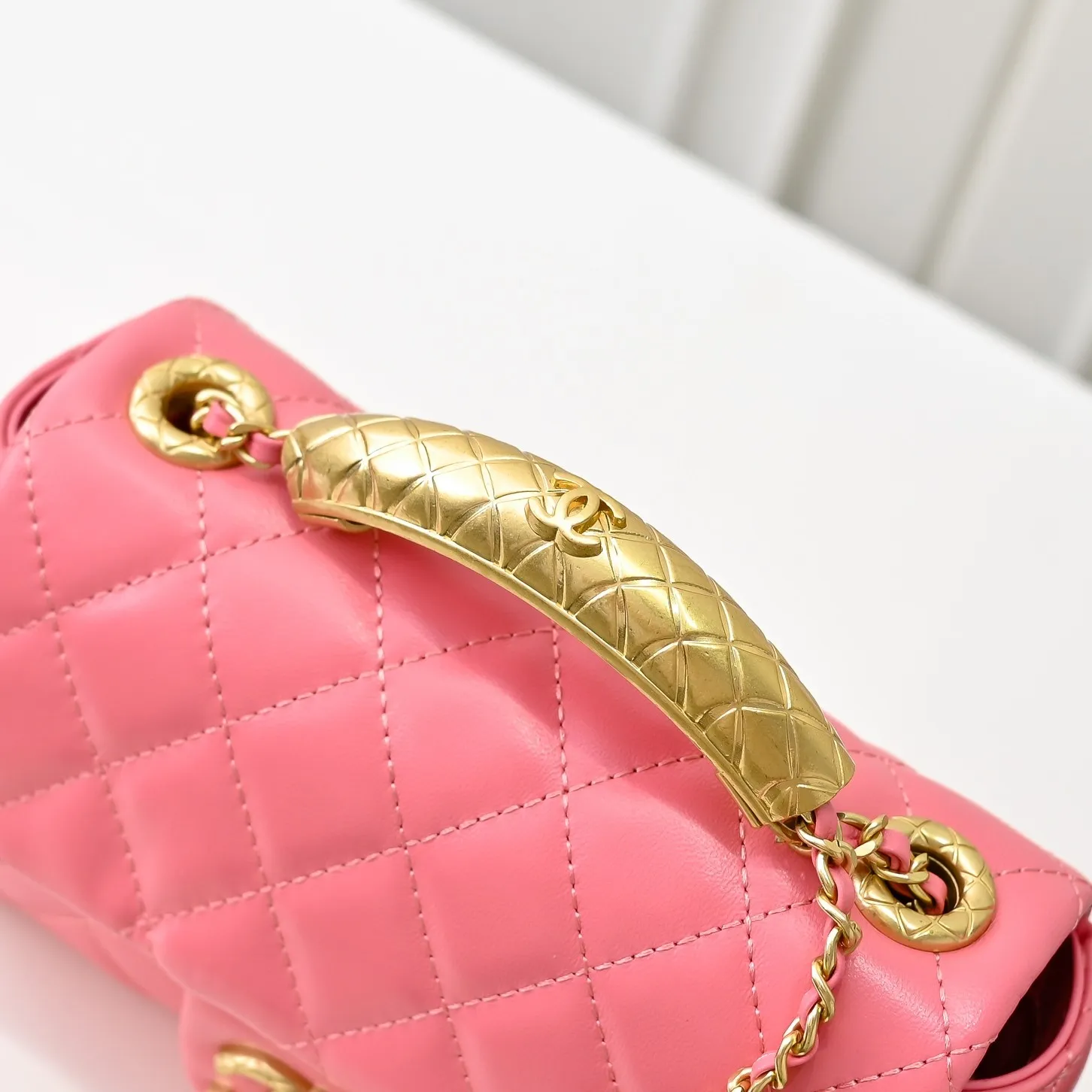 💰430￥👑Chanel24B’s latest metal adjustable flap bag, the shoulder strap can be adjusted in a variety of carrying methods, it can be worn on one shoulder or cross-body. I love it. The texture of the lambskin is really soft! Size: 19x12cm, style number: 1218