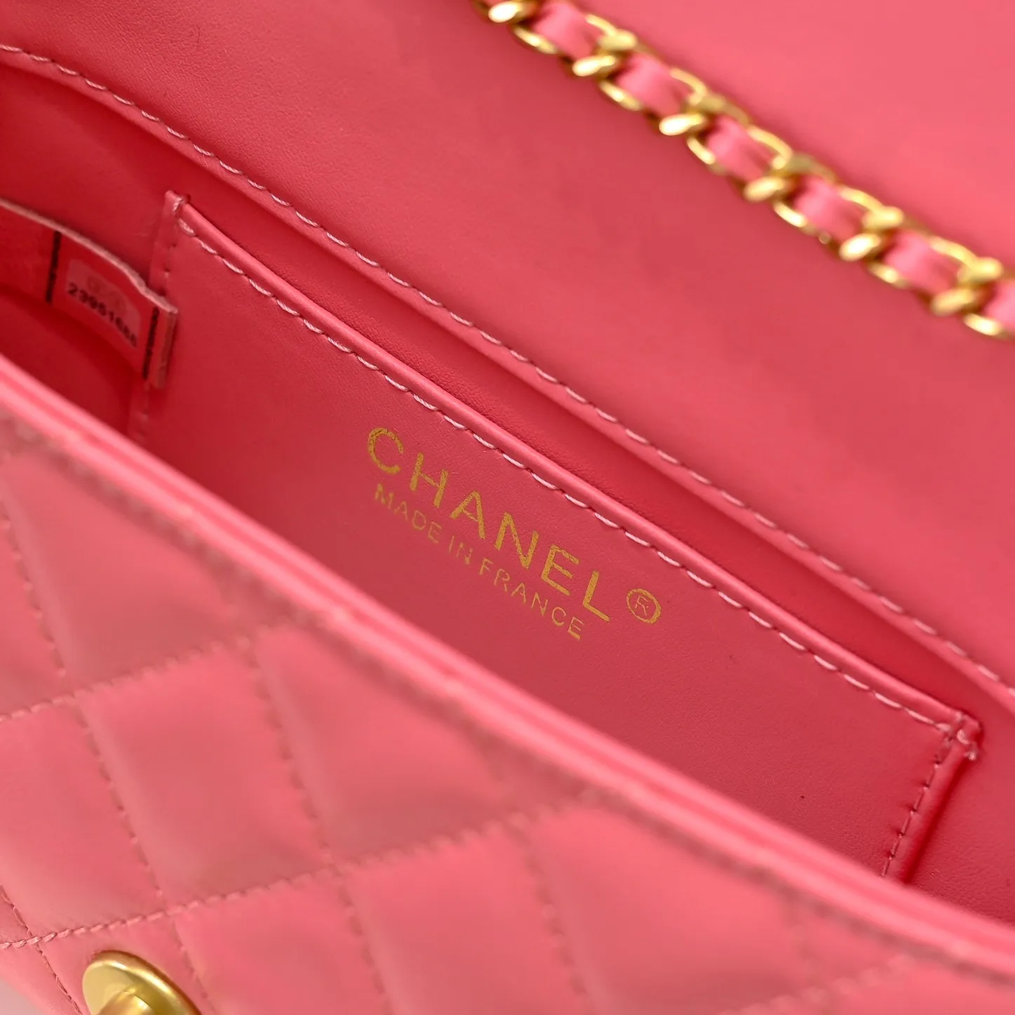 💰430￥👑Chanel24B’s latest metal adjustable flap bag, the shoulder strap can be adjusted in a variety of carrying methods, it can be worn on one shoulder or cross-body. I love it. The texture of the lambskin is really soft! Size: 19x12cm, style number: 1218