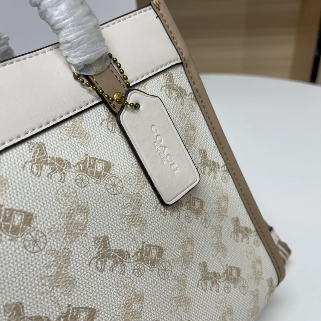 Batch 440💰coach/Coach new model C3866. Horse-drawn carriage color 💗 The all-time favorite Tote 22 new color pvc is super versatile regardless of color, size or style, size: 22*21*12 cm.