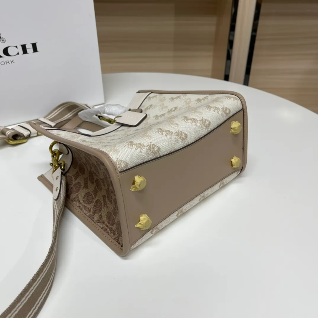 Batch 440💰coach/Coach new model C3866. Horse-drawn carriage color 💗 The all-time favorite Tote 22 new color pvc is super versatile regardless of color, size or style, size: 22*21*12 cm.