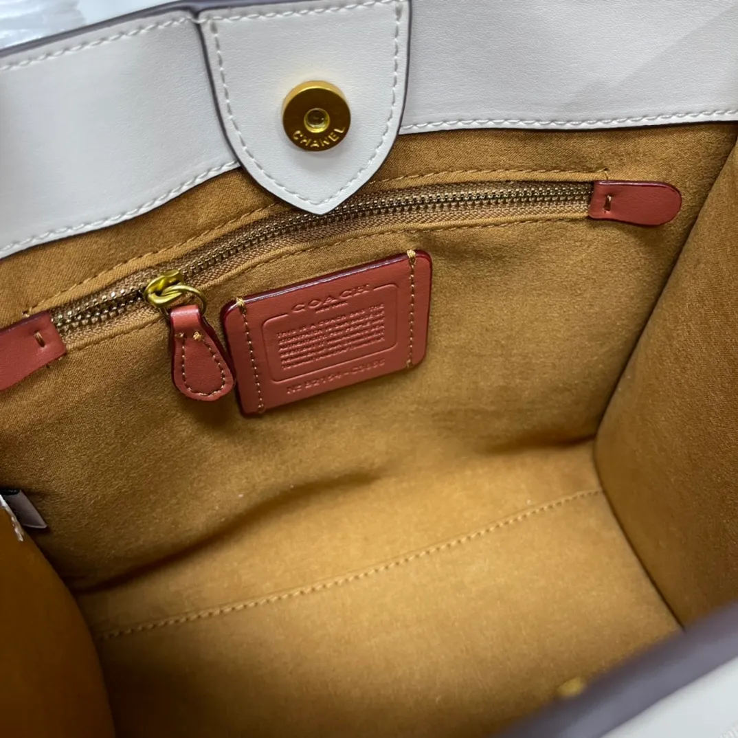 Batch 440💰coach/Coach new model C3866. Horse-drawn carriage color 💗 The all-time favorite Tote 22 new color pvc is super versatile regardless of color, size or style, size: 22*21*12 cm.