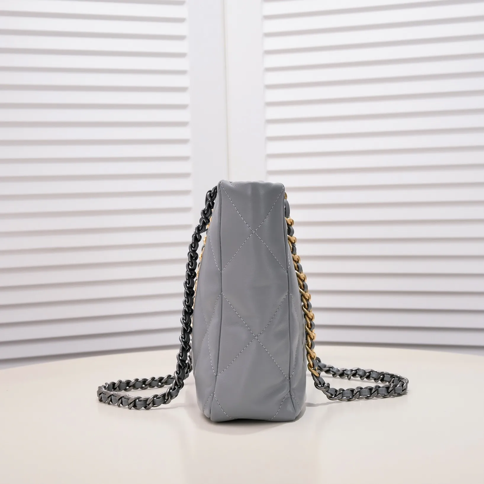 💰460￥Small size𝗖𝗛𝗔𝗡𝗘𝗟 𝟮𝟮𝗕 19𝑩𝑨𝑮 𝑻𝒐𝒕𝒆black gold Italian 🇮🇹 first-class [GR] lambskin🐑, feels delicate and soft, classic diamond pattern design is matched with leather-clad metal chains, gold has a high-end feel, this season's most classic black gold design, gathers all the elements of 19, super exquisite, soft and glutinous, a big bag of fried chicken is practical, deconstructs the classic bag shape, reshapes the trend and fashion, it is eye-catching, and it will last forever. Coding: 9091 Size: 38*22*8cm