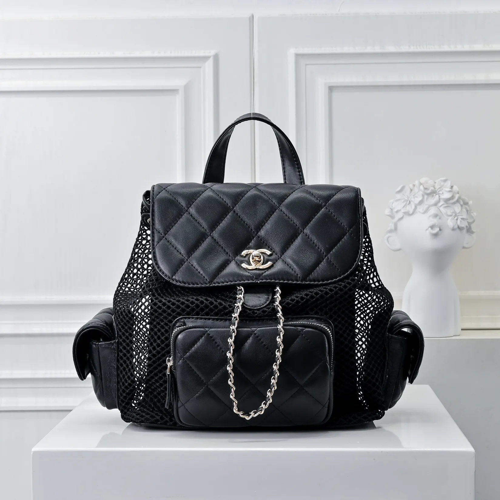 💰500￥👑CHANEL25S hot spring and summer series🔥Chanel fishnet gauze bag uses hollow mesh, metal weaving/sheepskin mesh and other materials to create a light and breathable mesh bag effect. The classic rhombus and personalized mesh! The conflicting aesthetics make it look summery at a glance. Tian~ The back is not only for carrying items, but also a fashion benchmark for walking on the street. √ Makes you the center of attention easily. It can be carried on one shoulder, both shoulders, or by hand! The capacity is enough for commuting and traveling. It is definitely a considerate companion for your travels! Size: 26x25cm, style number: 1233