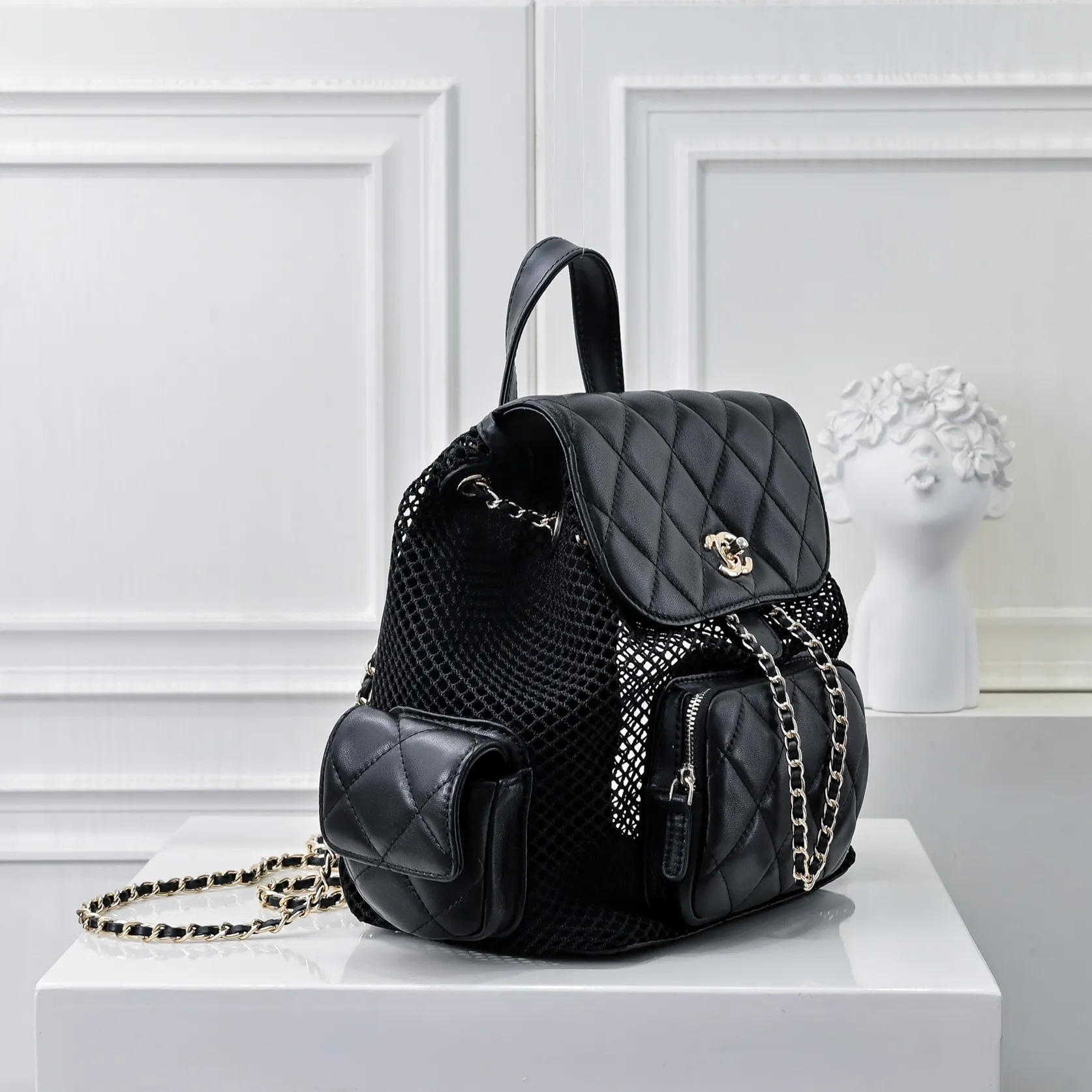 💰500￥👑CHANEL25S hot spring and summer series🔥Chanel fishnet gauze bag uses hollow mesh, metal weaving/sheepskin mesh and other materials to create a light and breathable mesh bag effect. The classic rhombus and personalized mesh! The conflicting aesthetics make it look summery at a glance. Tian~ The back is not only for carrying items, but also a fashion benchmark for walking on the street. √ Makes you the center of attention easily. It can be carried on one shoulder, both shoulders, or by hand! The capacity is enough for commuting and traveling. It is definitely a considerate companion for your travels! Size: 26x25cm, style number: 1233