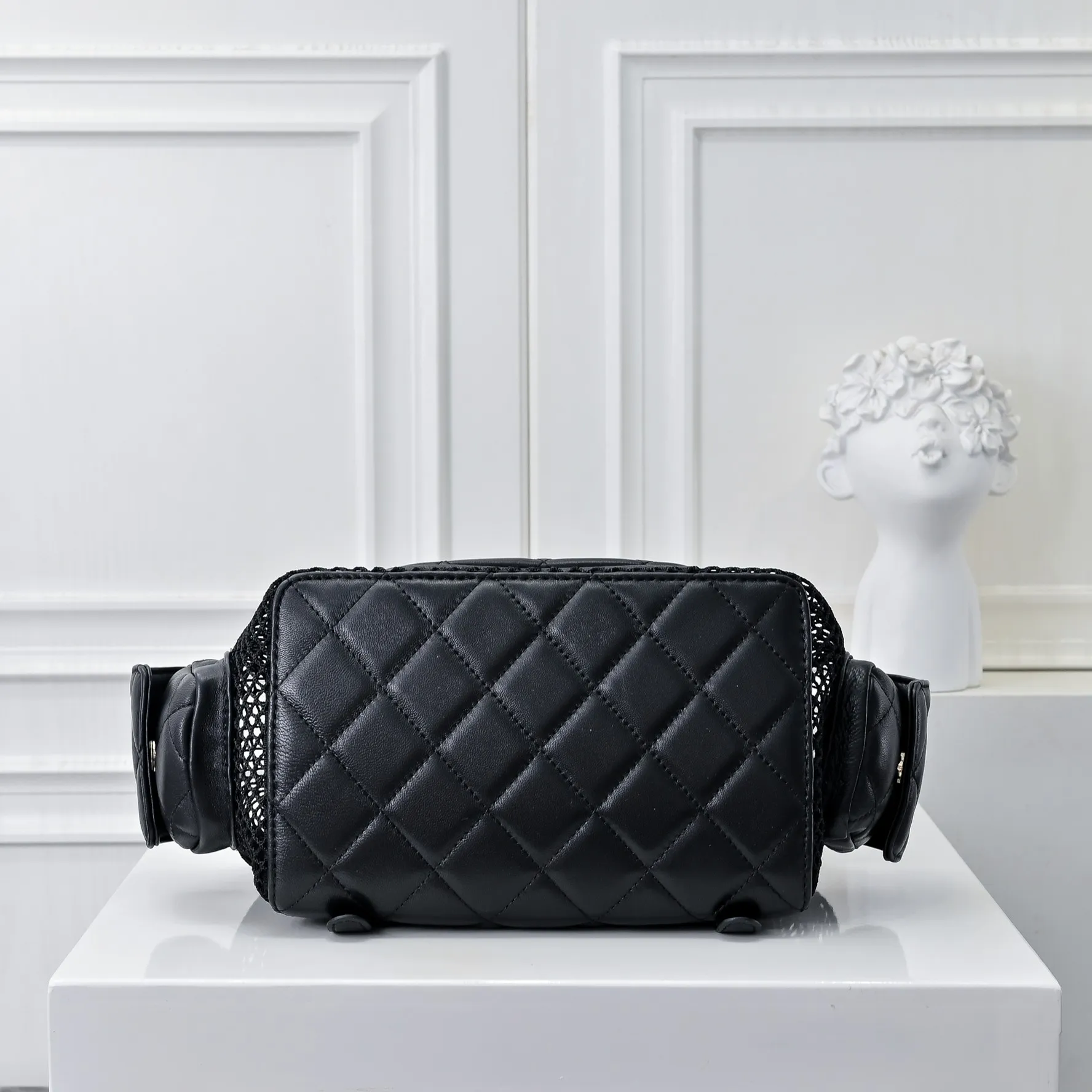 💰500￥👑CHANEL25S hot spring and summer series🔥Chanel fishnet gauze bag uses hollow mesh, metal weaving/sheepskin mesh and other materials to create a light and breathable mesh bag effect. The classic rhombus and personalized mesh! The conflicting aesthetics make it look summery at a glance. Tian~ The back is not only for carrying items, but also a fashion benchmark for walking on the street. √ Makes you the center of attention easily. It can be carried on one shoulder, both shoulders, or by hand! The capacity is enough for commuting and traveling. It is definitely a considerate companion for your travels! Size: 26x25cm, style number: 1233