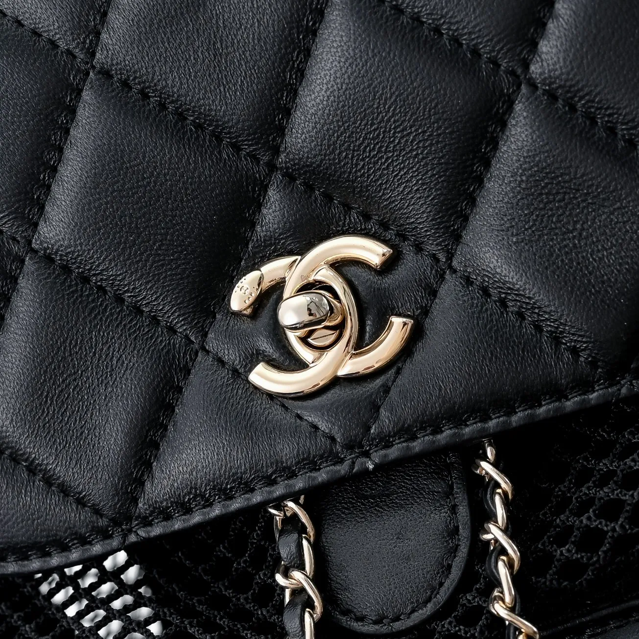 💰500￥👑CHANEL25S hot spring and summer series🔥Chanel fishnet gauze bag uses hollow mesh, metal weaving/sheepskin mesh and other materials to create a light and breathable mesh bag effect. The classic rhombus and personalized mesh! The conflicting aesthetics make it look summery at a glance. Tian~ The back is not only for carrying items, but also a fashion benchmark for walking on the street. √ Makes you the center of attention easily. It can be carried on one shoulder, both shoulders, or by hand! The capacity is enough for commuting and traveling. It is definitely a considerate companion for your travels! Size: 26x25cm, style number: 1233