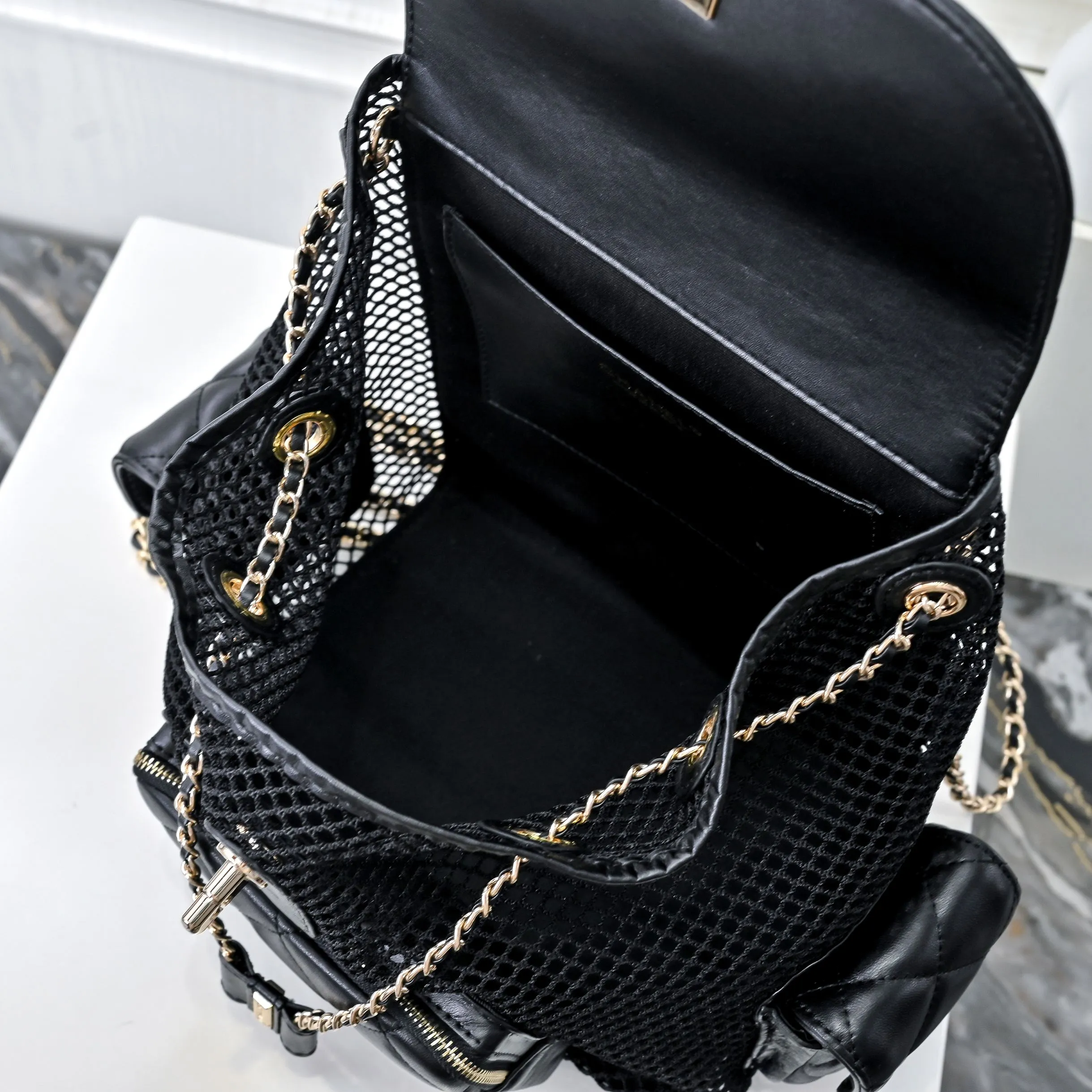 💰500￥👑CHANEL25S hot spring and summer series🔥Chanel fishnet gauze bag uses hollow mesh, metal weaving/sheepskin mesh and other materials to create a light and breathable mesh bag effect. The classic rhombus and personalized mesh! The conflicting aesthetics make it look summery at a glance. Tian~ The back is not only for carrying items, but also a fashion benchmark for walking on the street. √ Makes you the center of attention easily. It can be carried on one shoulder, both shoulders, or by hand! The capacity is enough for commuting and traveling. It is definitely a considerate companion for your travels! Size: 26x25cm, style number: 1233