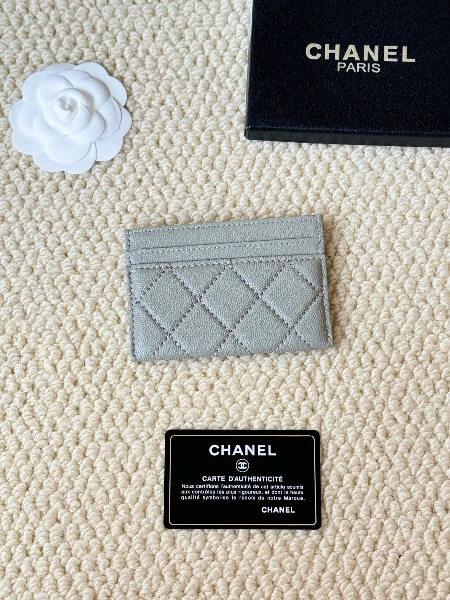 💰100 chanel model: 3188 22k embossed lgo large double C hardware, official website 2023 latest 🆕card holder, caviar medium ball grain cowhide, anti-scratch, super glossy, 3 card slots each put a card, you can also put a card + a few coins in the middle Size: 10cm