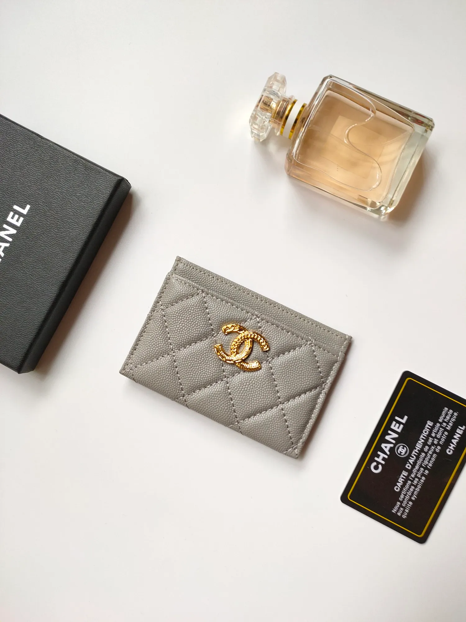 💰110💰Model 3188 CHANEL 22k embossed lgo large double C hardware, official website latest in 2023🆕card holder, caviar medium ball grain cowhide, anti-scratch, super glossy, 3 card slots each put a card, you can also put a card + a few coins in the middle