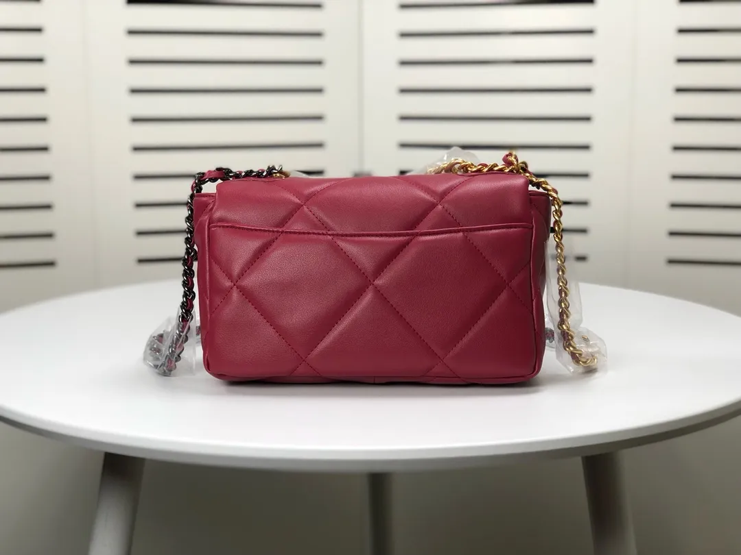 💰370￥Chanel’s latest hot model in maroon small size has been shipped📣📣Synchronized with counters🤭Imported cowhide🐂feels very soft. The upper body effect is super good, it can be carried by hand, on one shoulder or cross-body, showing the elegance and charm of women. Hurry up and get it. Style number: 9010. Size: 26*16*10cm.