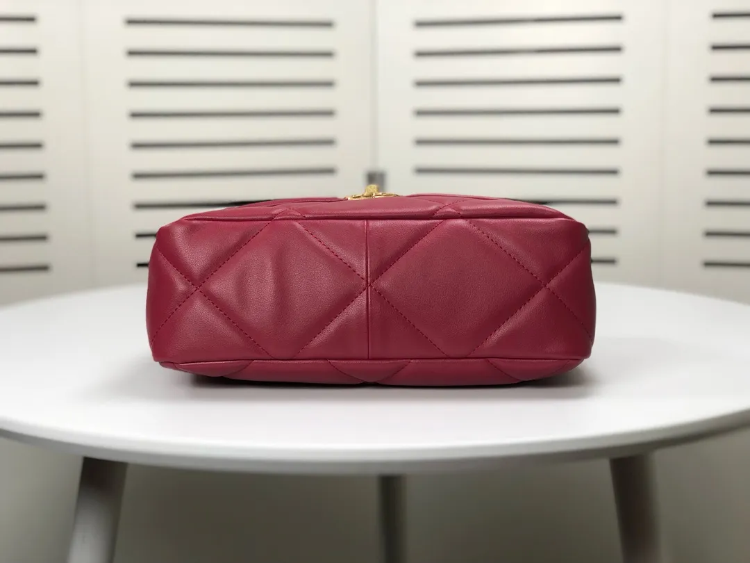 💰370￥Chanel’s latest hot model in maroon small size has been shipped📣📣Synchronized with counters🤭Imported cowhide🐂feels very soft. The upper body effect is super good, it can be carried by hand, on one shoulder or cross-body, showing the elegance and charm of women. Hurry up and get it. Style number: 9010. Size: 26*16*10cm.