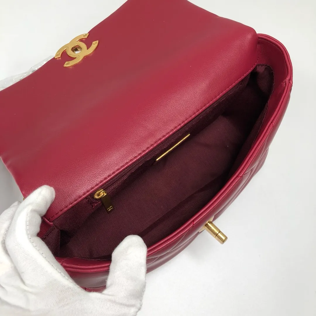 💰370￥Chanel’s latest hot model in maroon small size has been shipped📣📣Synchronized with counters🤭Imported cowhide🐂feels very soft. The upper body effect is super good, it can be carried by hand, on one shoulder or cross-body, showing the elegance and charm of women. Hurry up and get it. Style number: 9010. Size: 26*16*10cm.