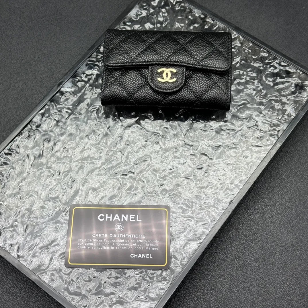 💰130 💎Top quality 💖 𝑪𝑯𝑨𝑵𝑬𝑳 Caviar black/gold 💌 23K classic diamond pattern lambskin Chanel wallet 👛 CHANEL Classic Series Many new cf small card bags have arrived! This card holder has an extra card pocket at the back than the previous classic card holder❤️You can store cards and coins separately😊A very practical coin purse❤️Model number: AP458 Size: 11X7.5X2