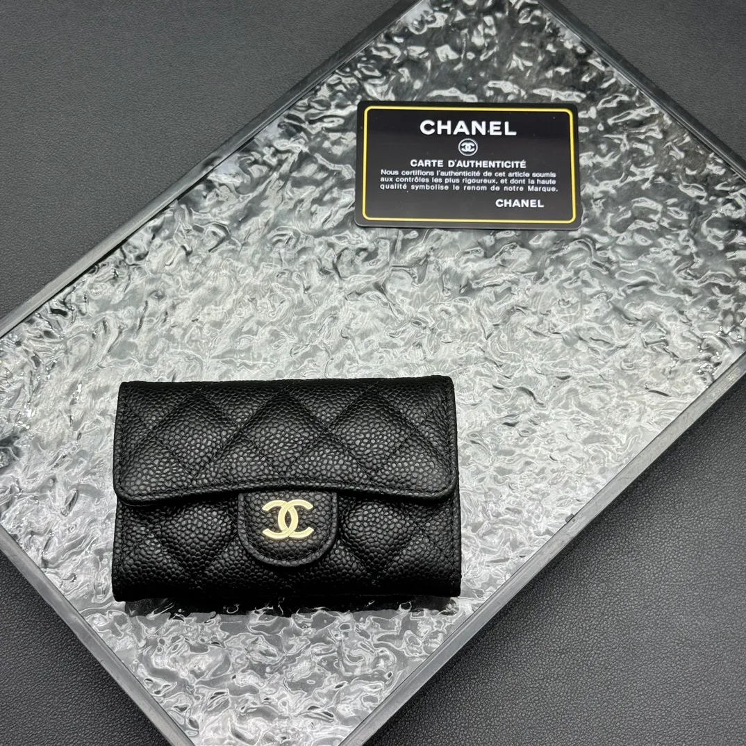 💰130 💎Top quality 💖 𝑪𝑯𝑨𝑵𝑬𝑳 Caviar black/gold 💌 23K classic diamond pattern lambskin Chanel wallet 👛 CHANEL Classic Series Many new cf small card bags have arrived! This card holder has an extra card pocket at the back than the previous classic card holder❤️You can store cards and coins separately😊A very practical coin purse❤️Model number: AP458 Size: 11X7.5X2