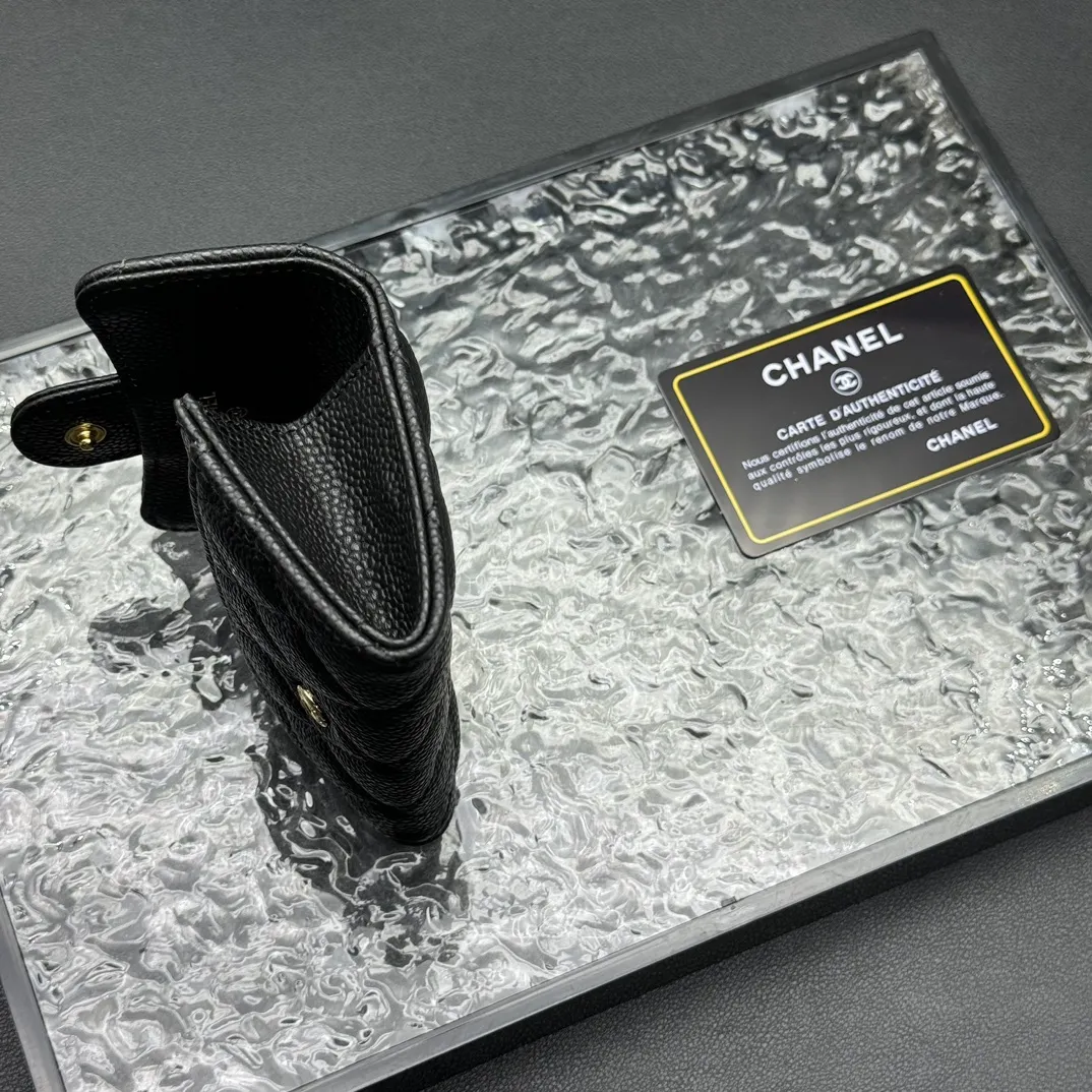 💰130 💎Top quality 💖 𝑪𝑯𝑨𝑵𝑬𝑳 Caviar black/gold 💌 23K classic diamond pattern lambskin Chanel wallet 👛 CHANEL Classic Series Many new cf small card bags have arrived! This card holder has an extra card pocket at the back than the previous classic card holder❤️You can store cards and coins separately😊A very practical coin purse❤️Model number: AP458 Size: 11X7.5X2