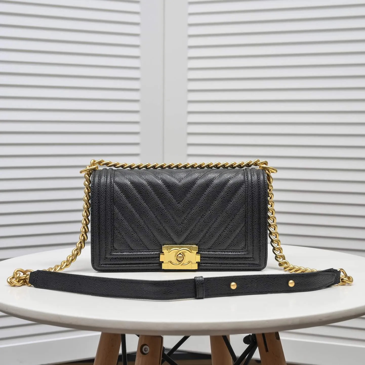 💰420￥ "Full leather inside and out with original hardware" [Smile] Chanel👑 Made of imported ball-grained cowhide [Lightning] thickened electroplated hardware accessories🌈The workmanship is comparable to the original order💪The bottom can be pinched and rebounded without leaving a mark, absolutely spot-on and real-life, fashionable and durable💪💪High-end quality, no pressure in and out of the drill cabinet💏, size 25*15*8cm, model number: 67086V