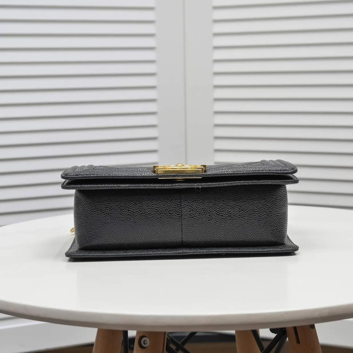 💰420￥ "Full leather inside and out with original hardware" [Smile] Chanel👑 Made of imported ball-grained cowhide [Lightning] thickened electroplated hardware accessories🌈The workmanship is comparable to the original order💪The bottom can be pinched and rebounded without leaving a mark, absolutely spot-on and real-life, fashionable and durable💪💪High-end quality, no pressure in and out of the drill cabinet💏, size 25*15*8cm, model number: 67086V