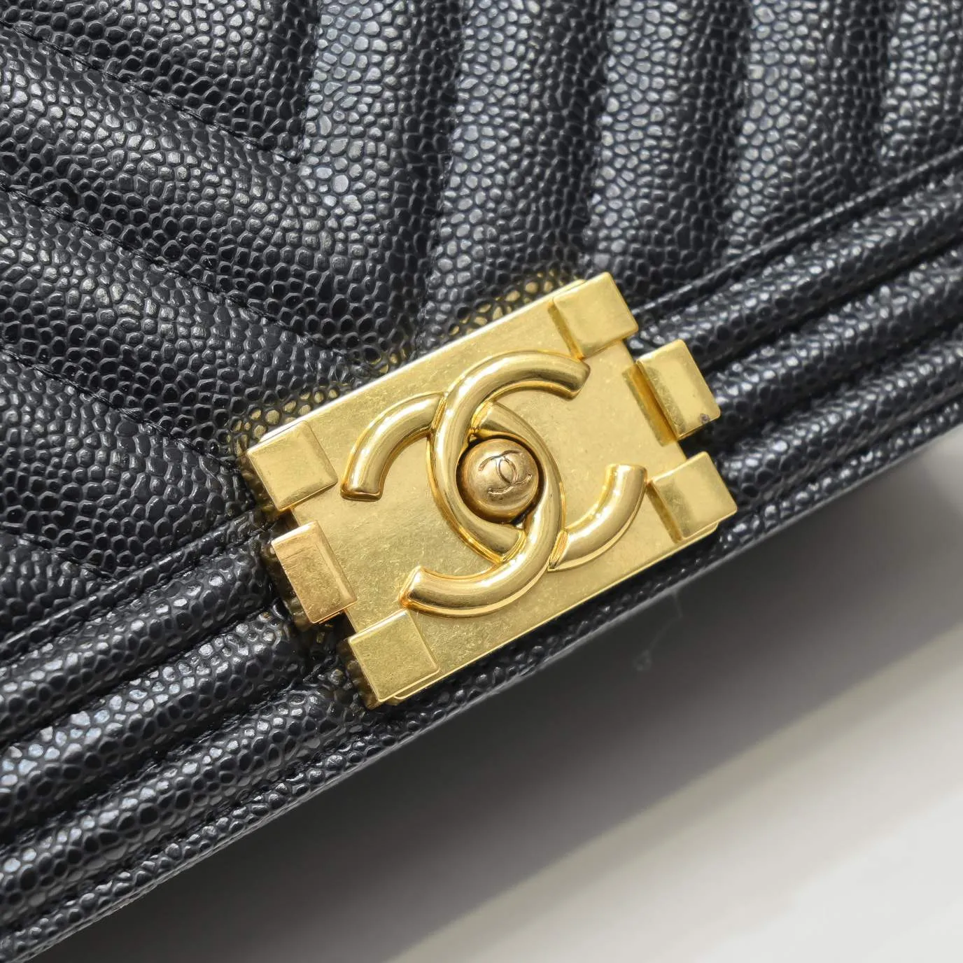💰420￥ "Full leather inside and out with original hardware" [Smile] Chanel👑 Made of imported ball-grained cowhide [Lightning] thickened electroplated hardware accessories🌈The workmanship is comparable to the original order💪The bottom can be pinched and rebounded without leaving a mark, absolutely spot-on and real-life, fashionable and durable💪💪High-end quality, no pressure in and out of the drill cabinet💏, size 25*15*8cm, model number: 67086V