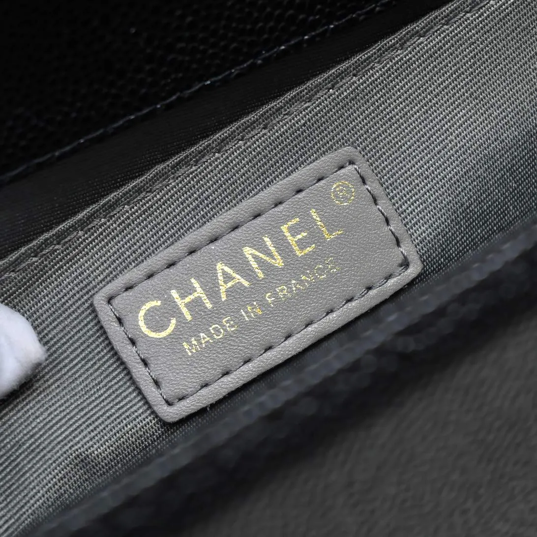 💰420￥ "Full leather inside and out with original hardware" [Smile] Chanel👑 Made of imported ball-grained cowhide [Lightning] thickened electroplated hardware accessories🌈The workmanship is comparable to the original order💪The bottom can be pinched and rebounded without leaving a mark, absolutely spot-on and real-life, fashionable and durable💪💪High-end quality, no pressure in and out of the drill cabinet💏, size 25*15*8cm, model number: 67086V