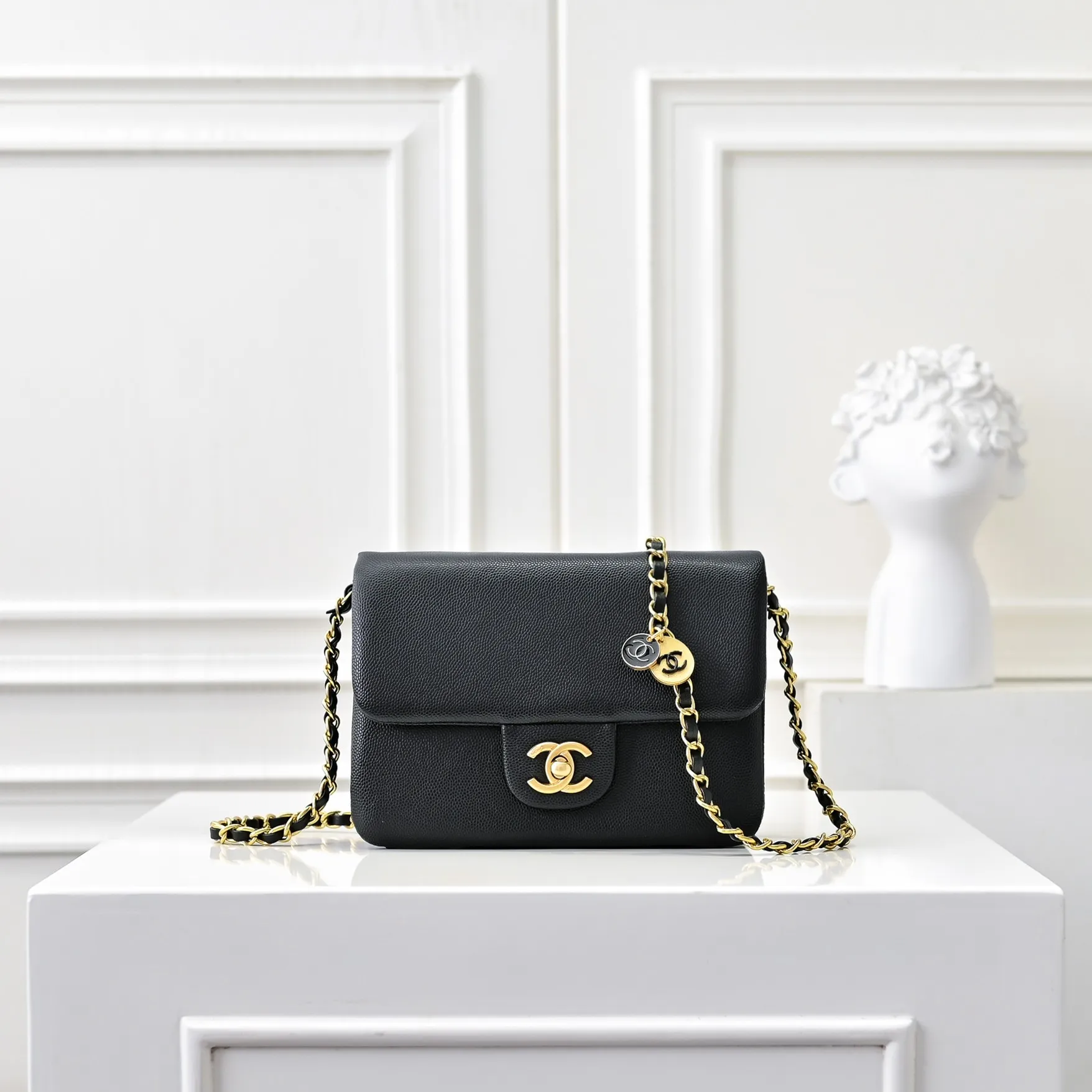💰370￥Small size👑CHANEL24K new CF second-hand model, simple and high-end elegance. Grain embossed shiny calfskin and gold metal. Retro style. Timeless. The new favorite of little fragrance fans. The upper body effect is super awesome! Size: 18x13cm, style number: 372